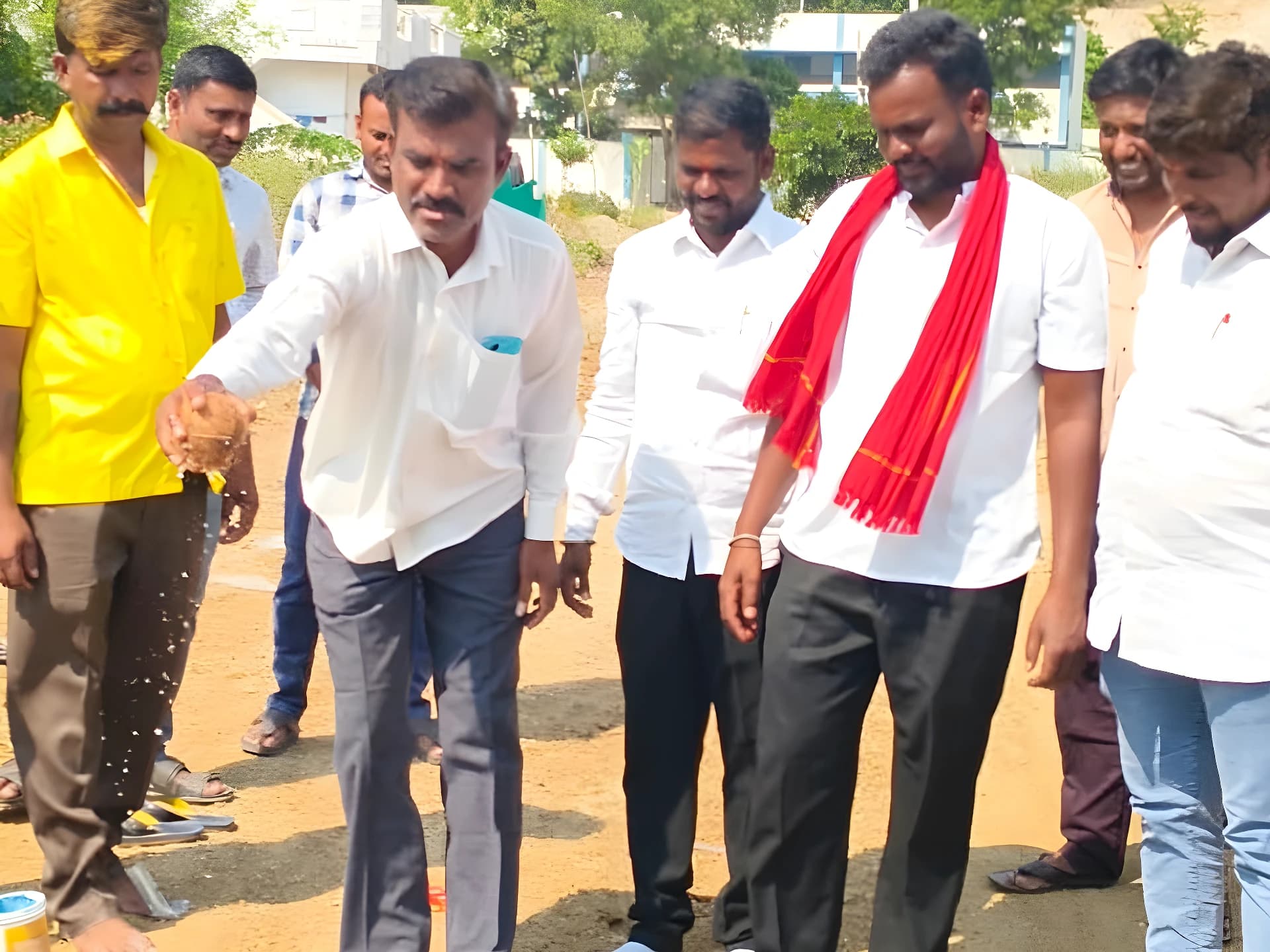 పాఠశాలకు రోడ్డు మార్గం