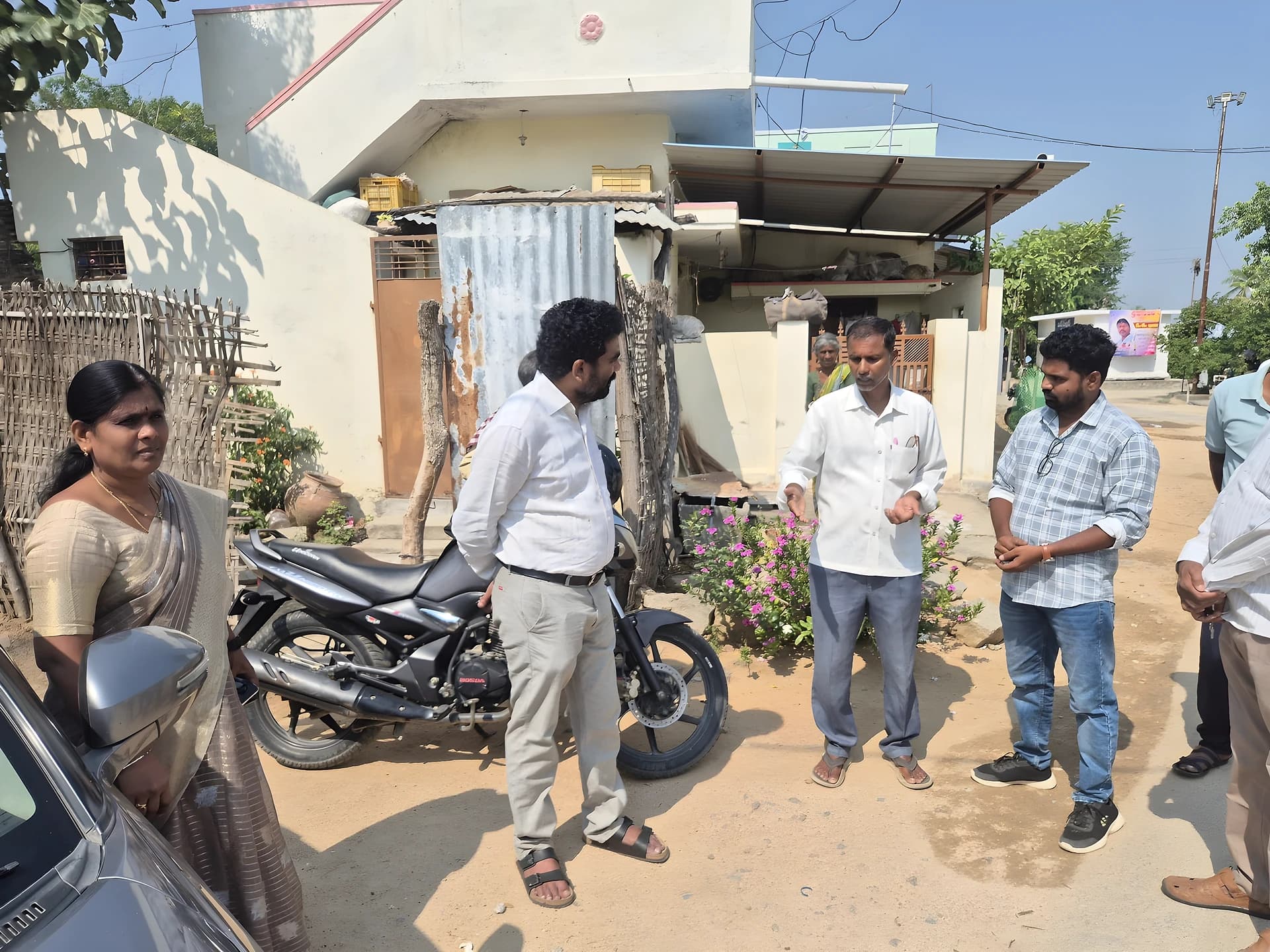 భూ రీ-సర్వే పనులను పరిశీలించిన RDO