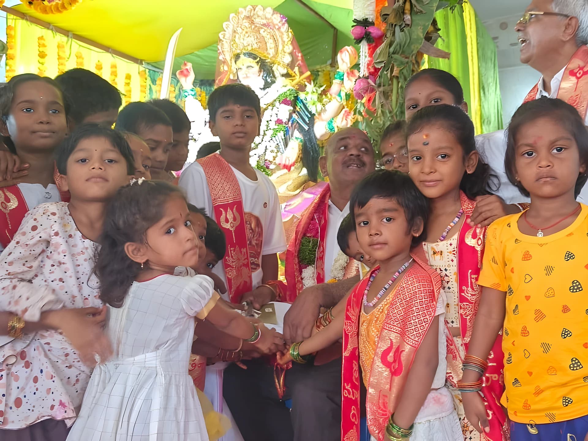 విద్యార్థులకు నోట్ బుక్స్ పంపిణీ