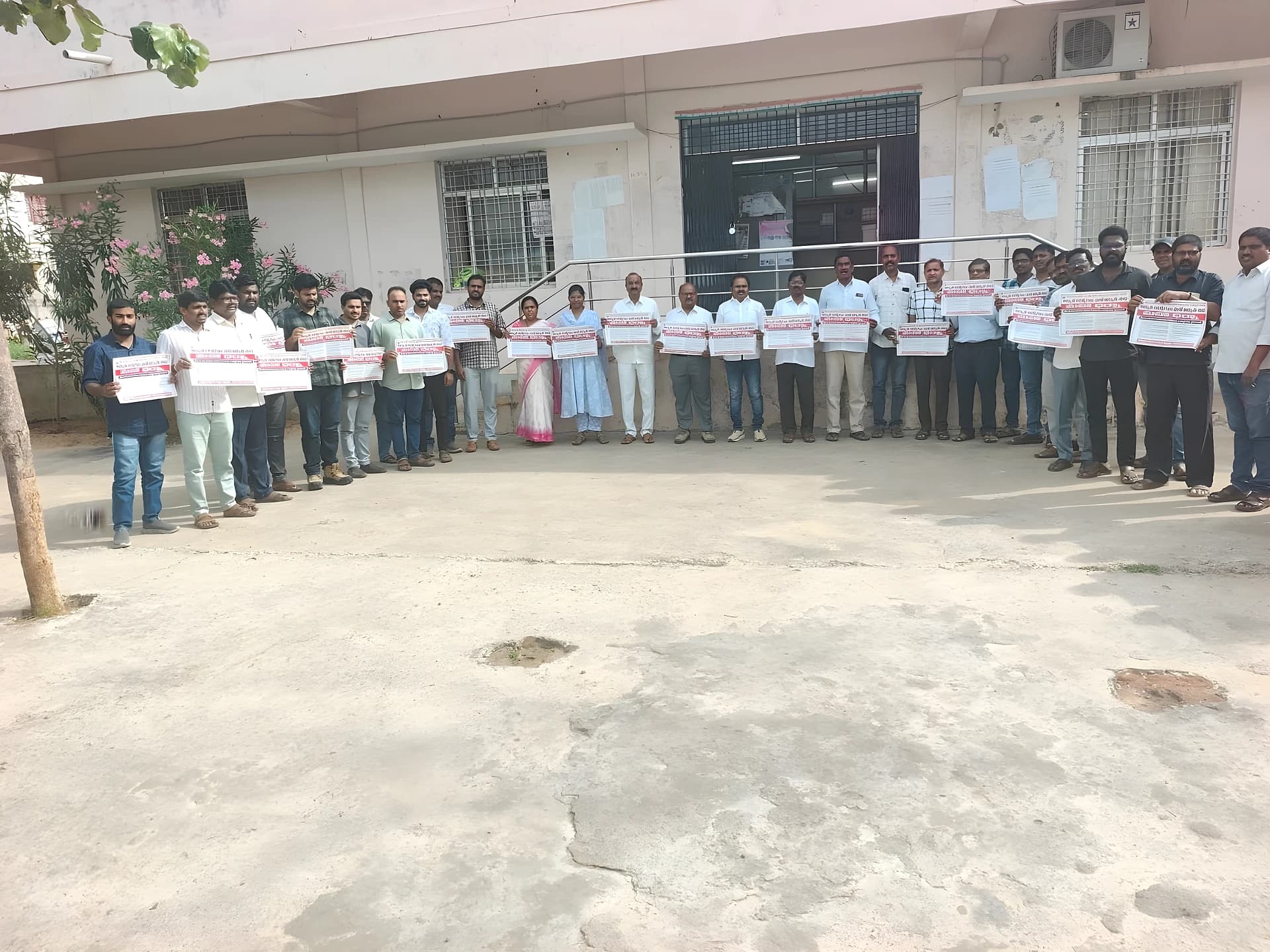 విద్యుత్ ఉద్యోగులు JAC ఆధ్యర్యంలో మహాధర్నా పోస్టర్స్ విడుదల
