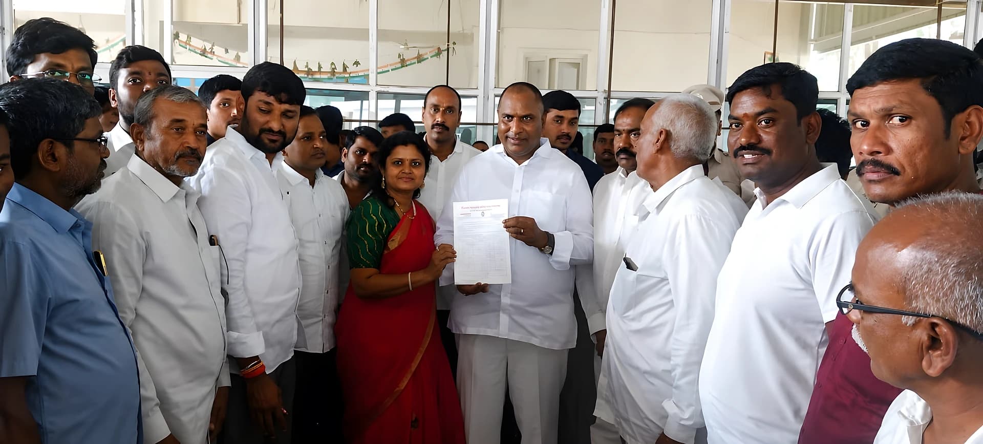జొన్నలరాశి గుట్టలోనే మండలాఫీసులు.. మంత్రికి వినతి