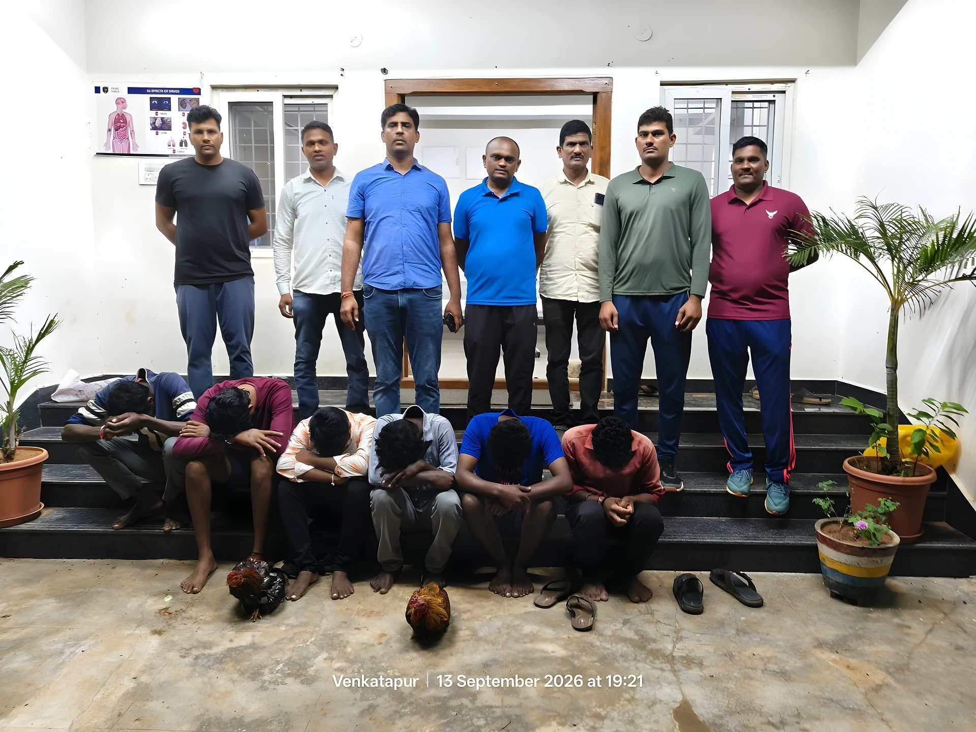 కోడి పందేలపై పోలీసుల దాడి.. ఆరుగురు అరెస్ట్!