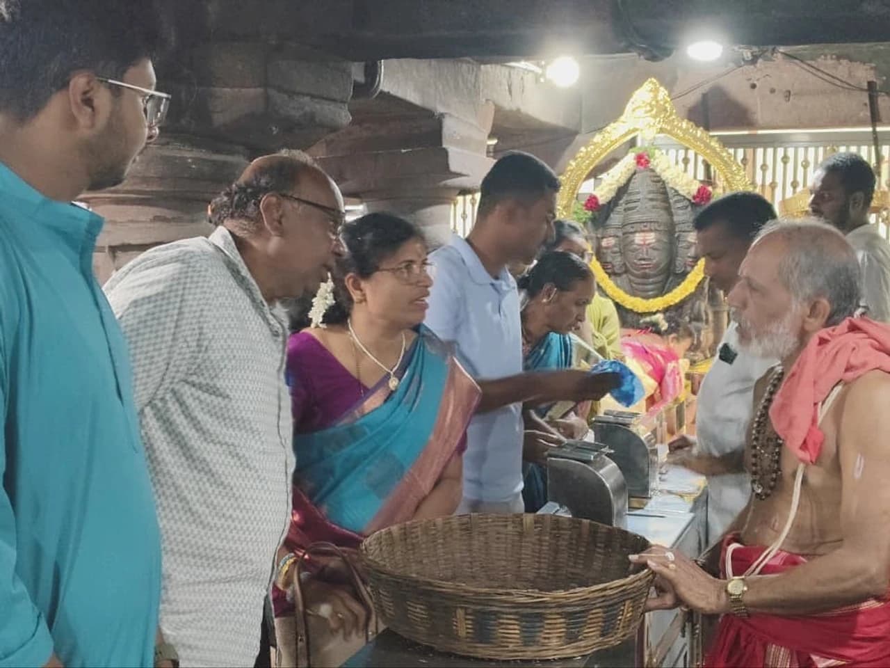 ధర్మపురి లక్ష్మీనరసింహుడి దర్శనానికి పోటెత్తిన భక్తులు