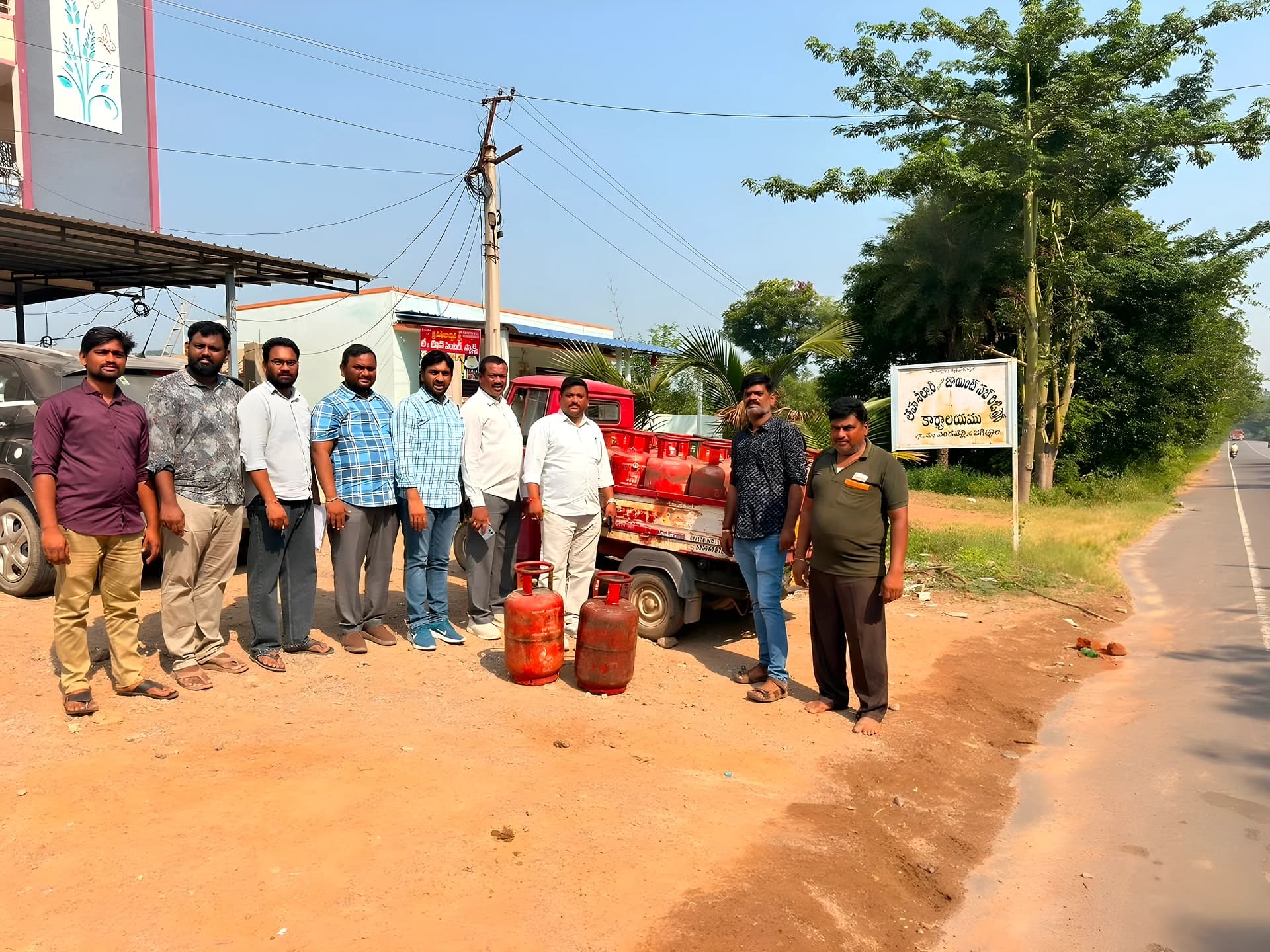 22 డొమెస్టిక్ గ్యాస్ సిలిండర్లు సీజ్