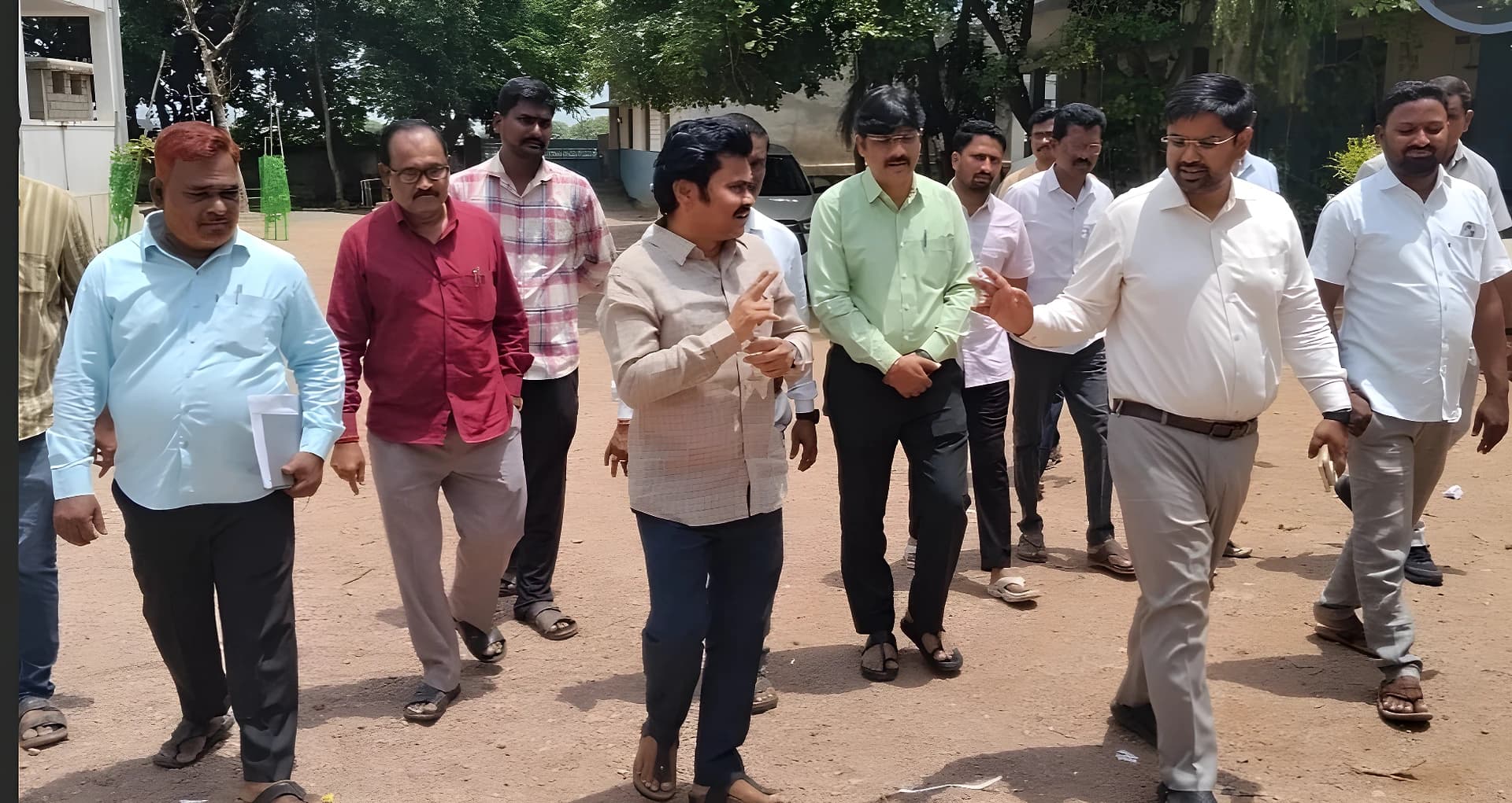 స్కూల్ కి కలెక్టర్ విజిట్.. 100 బెంచీలు మంజూరు