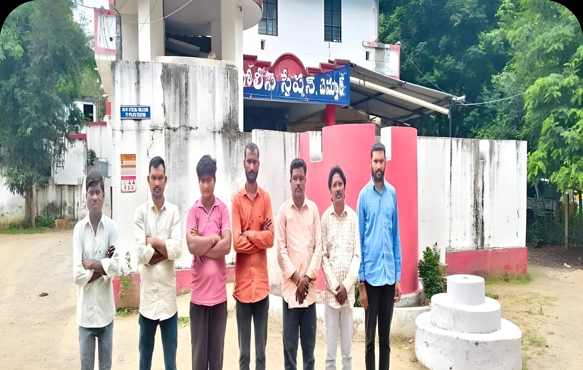 కోడిపందేలు ఆడుతూ ఏడుగురు అరెస్ట్