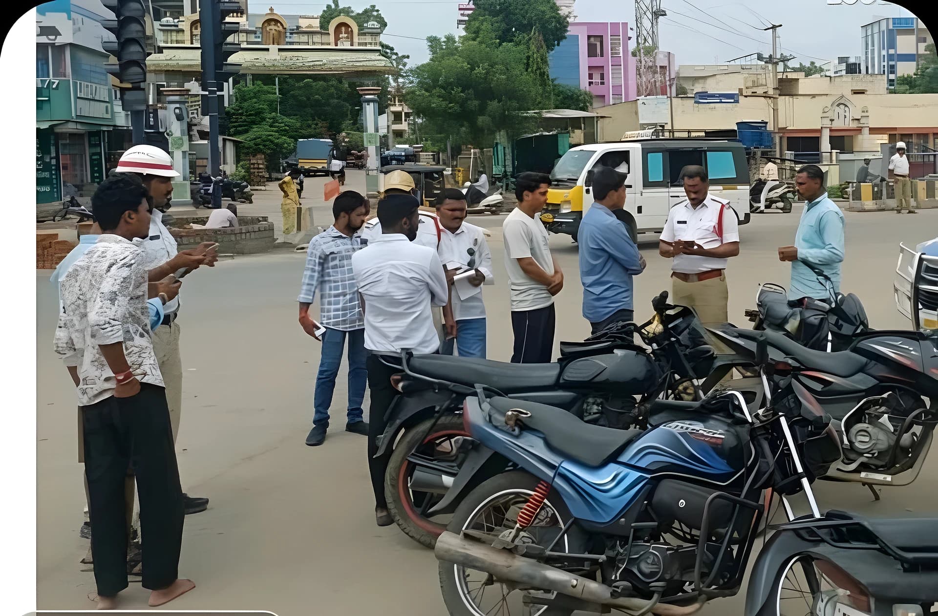 నంబర్ ప్లేట్లు లేని 40 వాహనాలకు జరిమానా