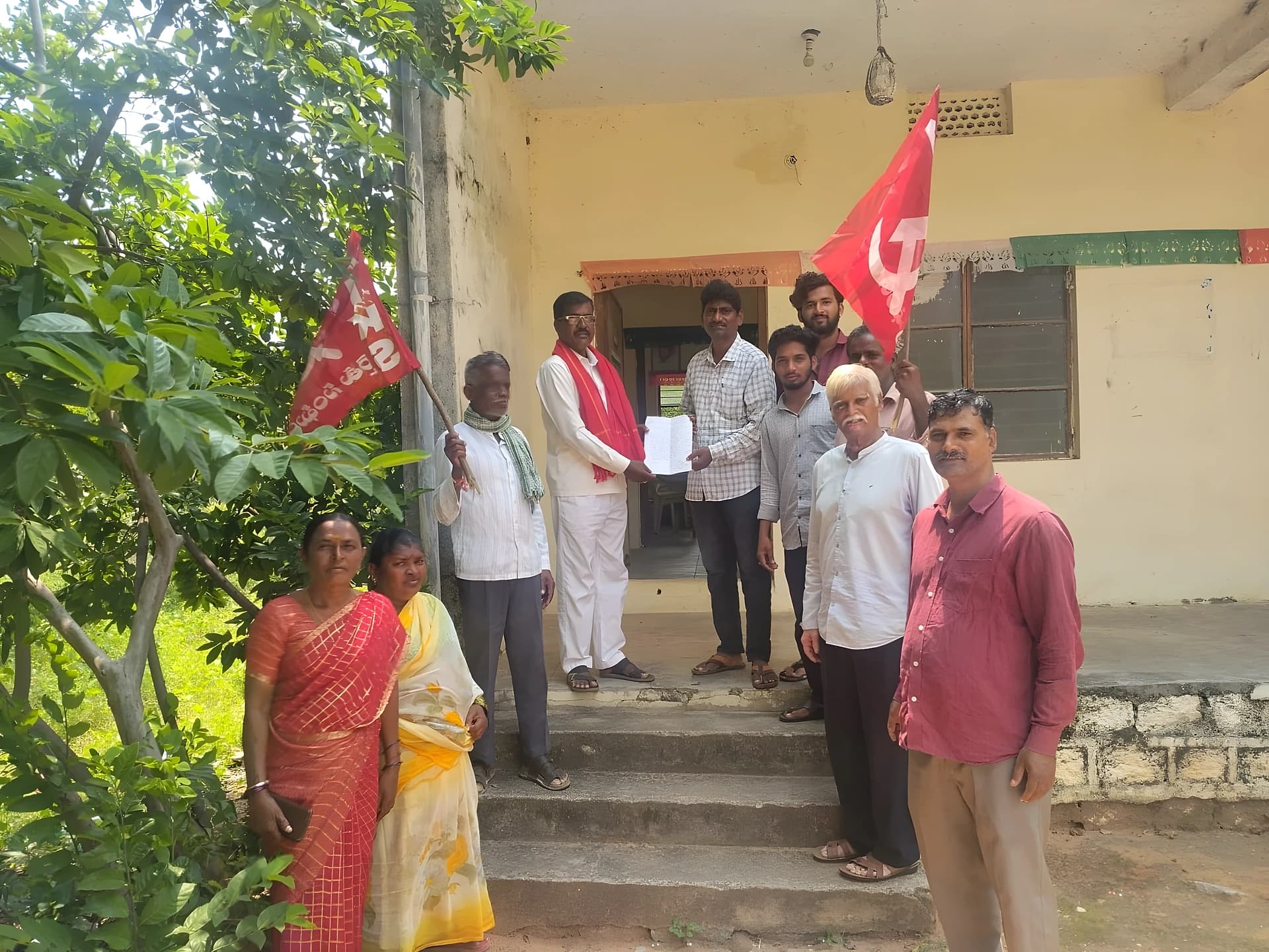 విద్యుత్ కోతలు ఎత్తివేయాలి: సీపీఎం ధర్నా