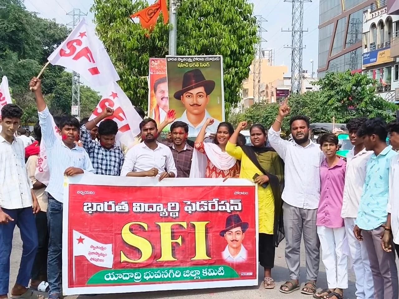 HCUలో ఎస్ఎఫ్ఐ గెలుపు.. భువనగిరిలో సంబరాలు