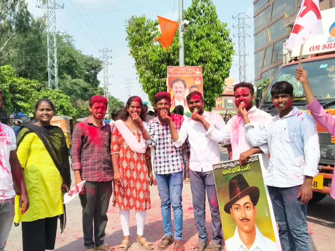 HCUలో ఎస్ఎఫ్ఐ గెలుపు.. భువనగిరిలో సంబరాలు