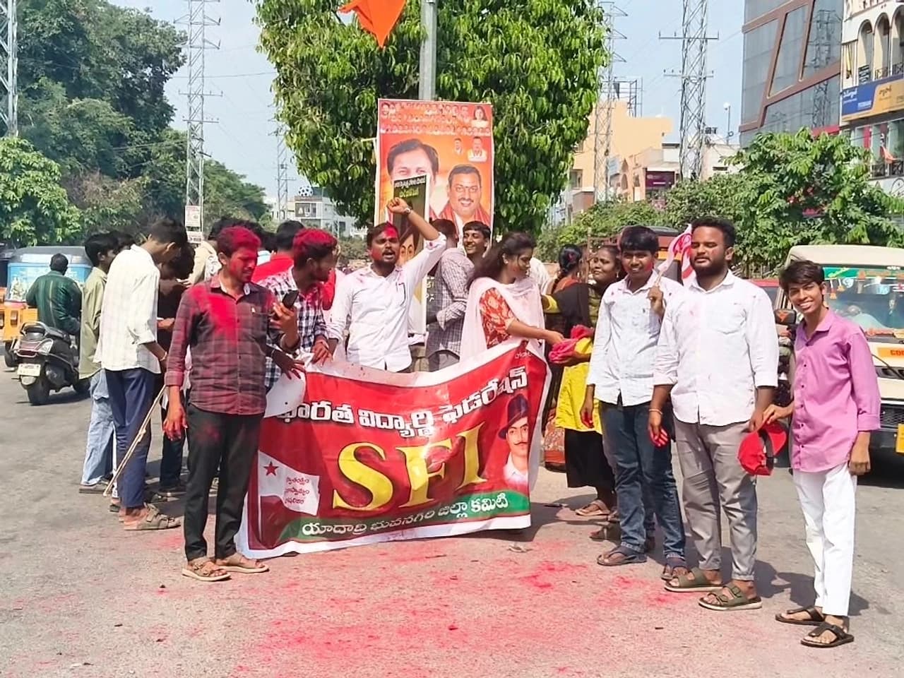 HCUలో ఎస్ఎఫ్ఐ గెలుపు.. భువనగిరిలో సంబరాలు