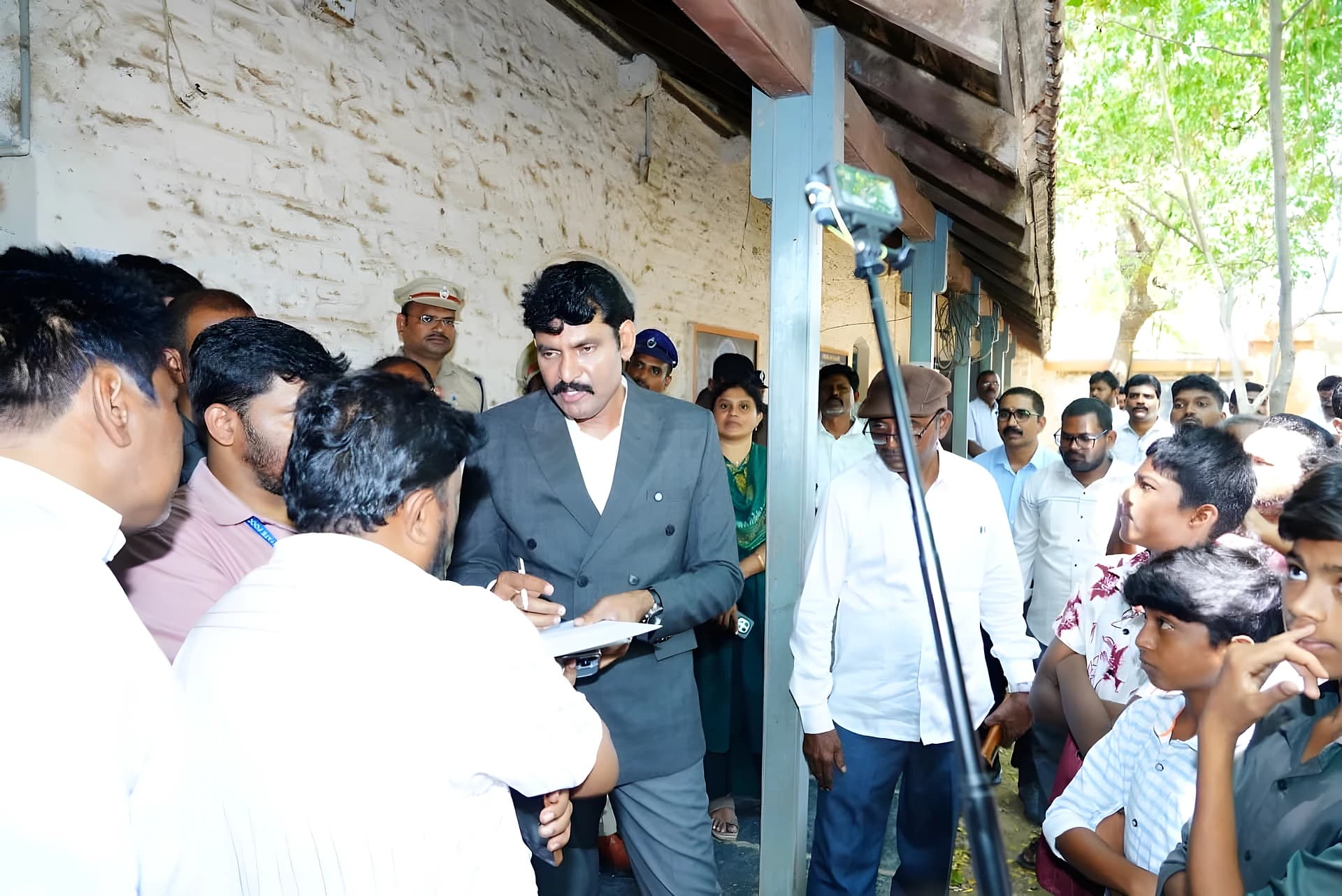 హాస్టళ్లలో ఫుడ్ క్వాలిటీపై ఆఫీసర్ల తనిఖీ