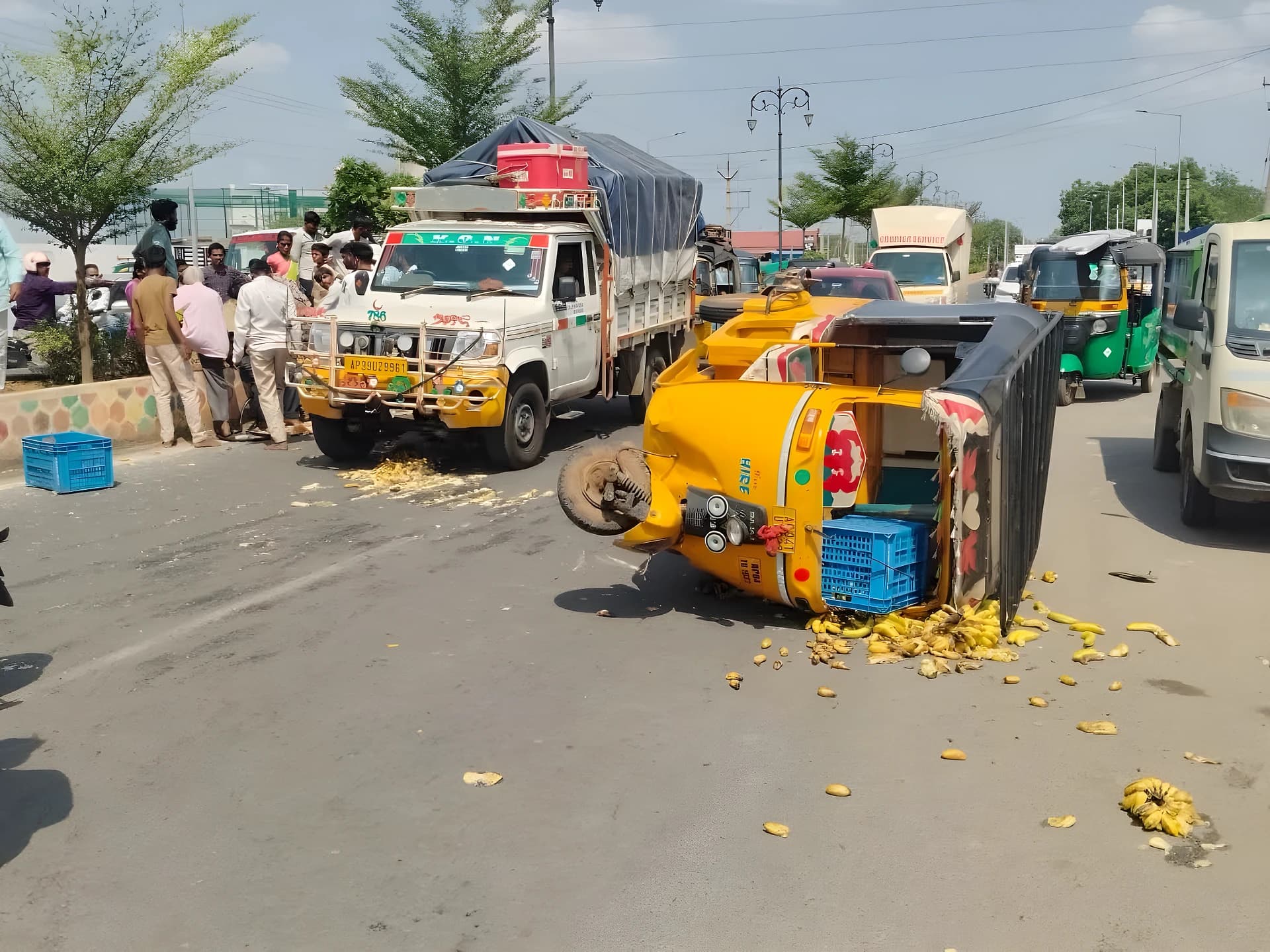 కడపలో స్పీడ్ బ్రేకర్లు లేక వరస యాక్సిడెంట్లు