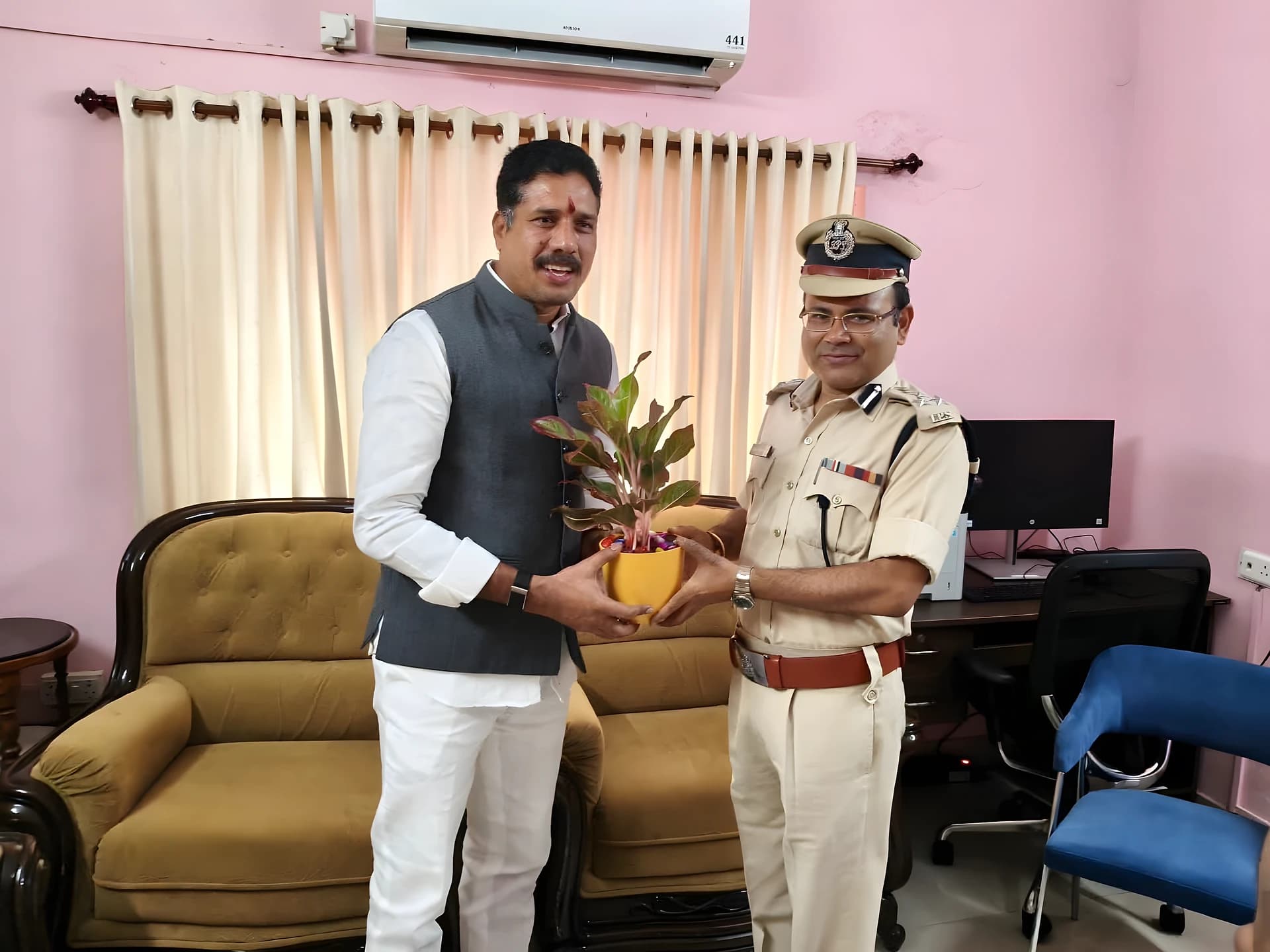 కమిషన్ సభ్యుడిని కలిసిన రామగుండం సీపీ