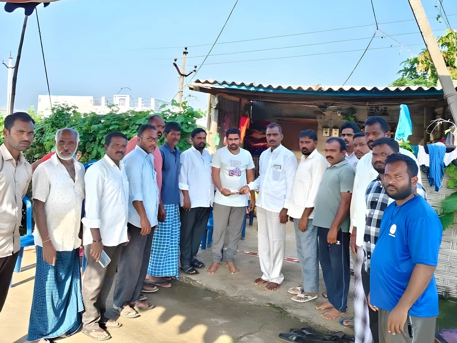 ఆటో డ్రైవర్ కుటుంబానికి ఆర్థికసాయం