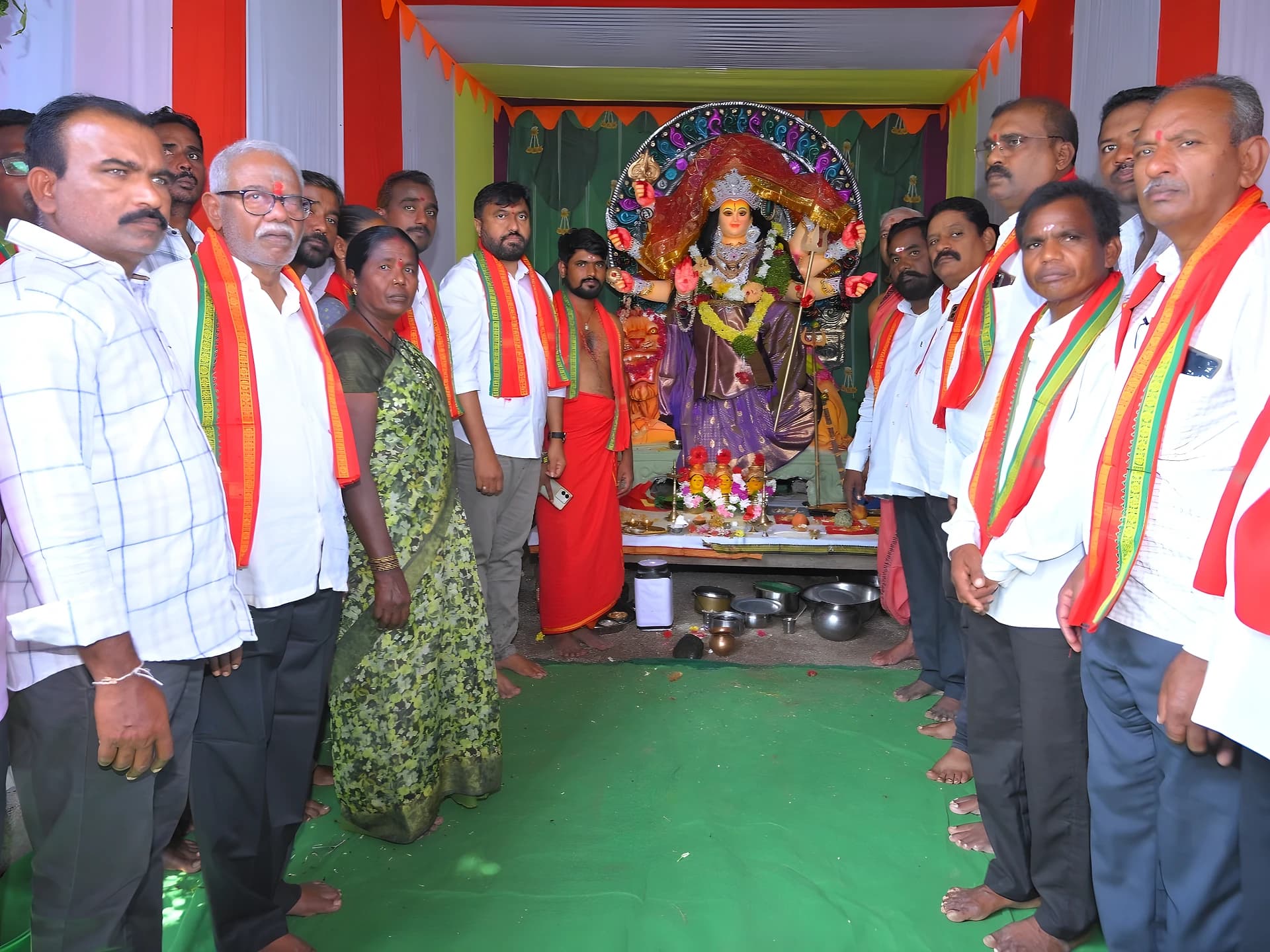 తాళ్లపేట దుర్గామాతను దర్శించుకున్న జగన్