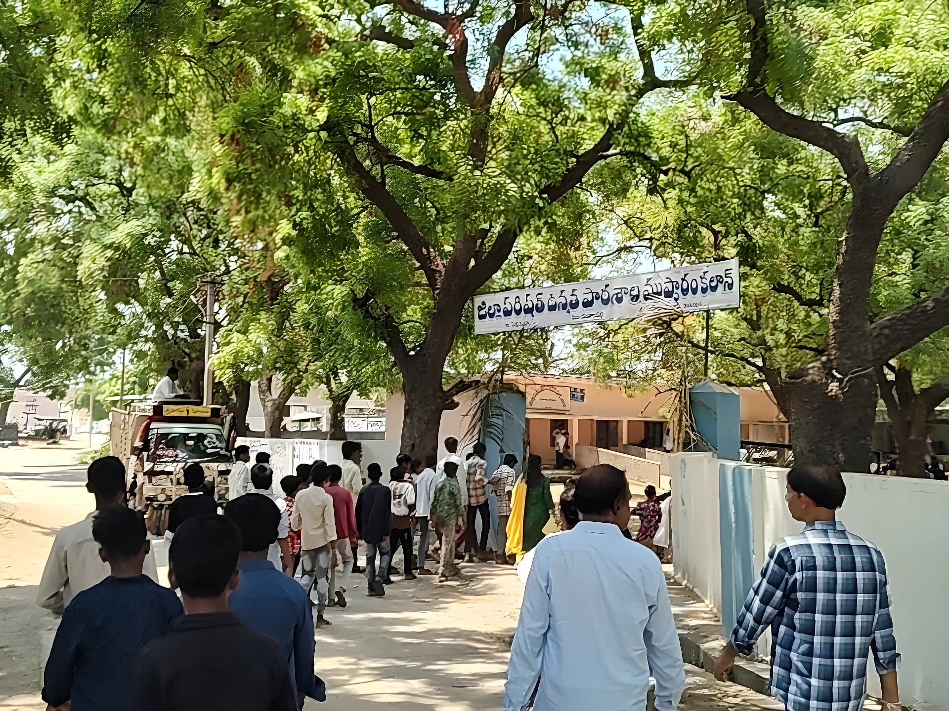 స్కూల్ నిధుల్లో గోల్మాల్.. పేరేంట్స్ సంచలన ఆరోపణలు