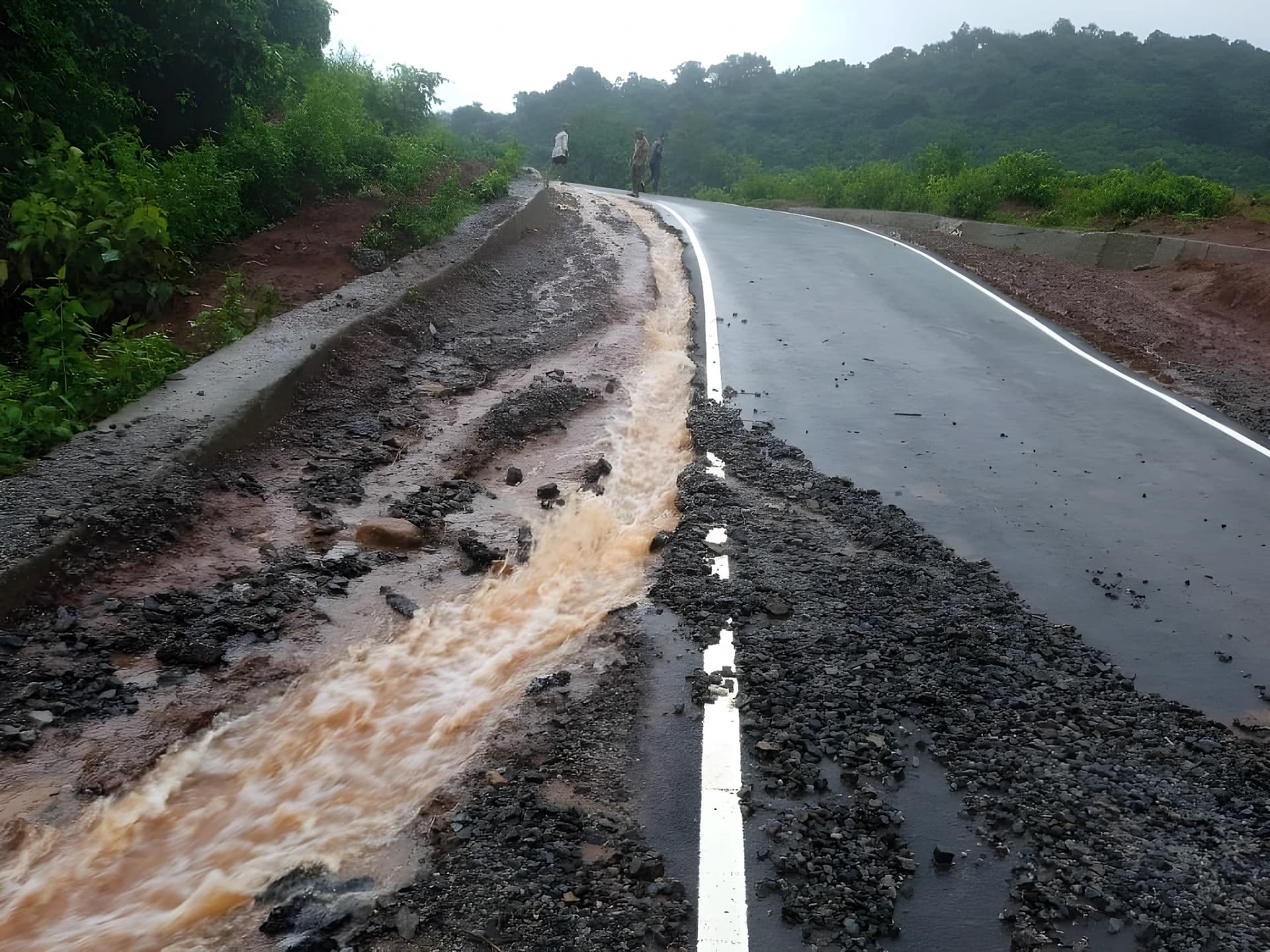 కొయ్యూరు మండలంలో దెబ్బతిన్న తారు రోడ్డు