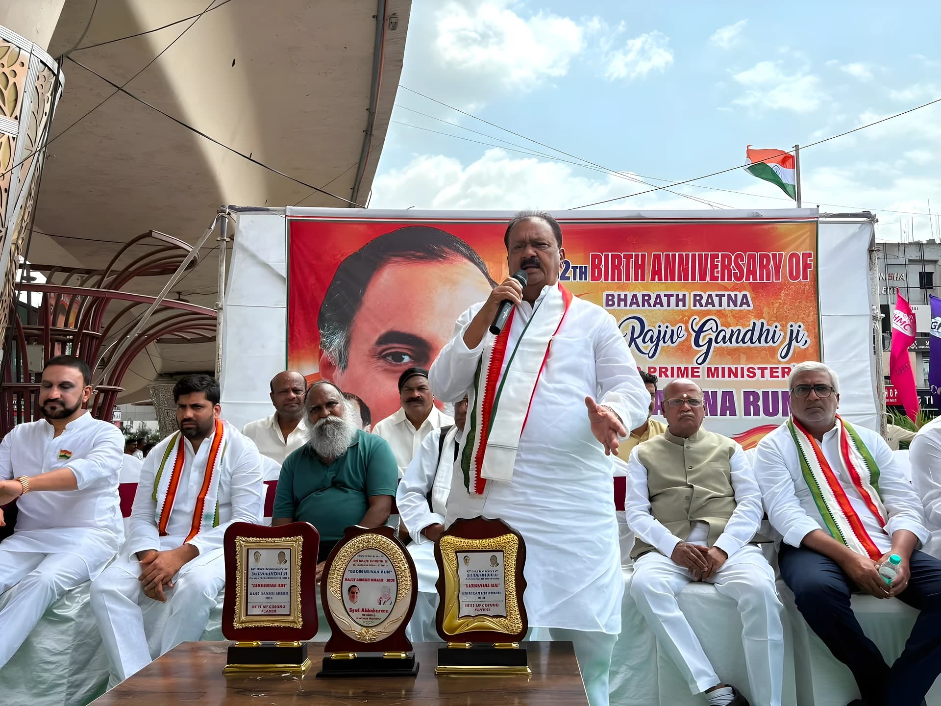 రాజీవ్ గాంధీ విగ్రహానికి నివాళి