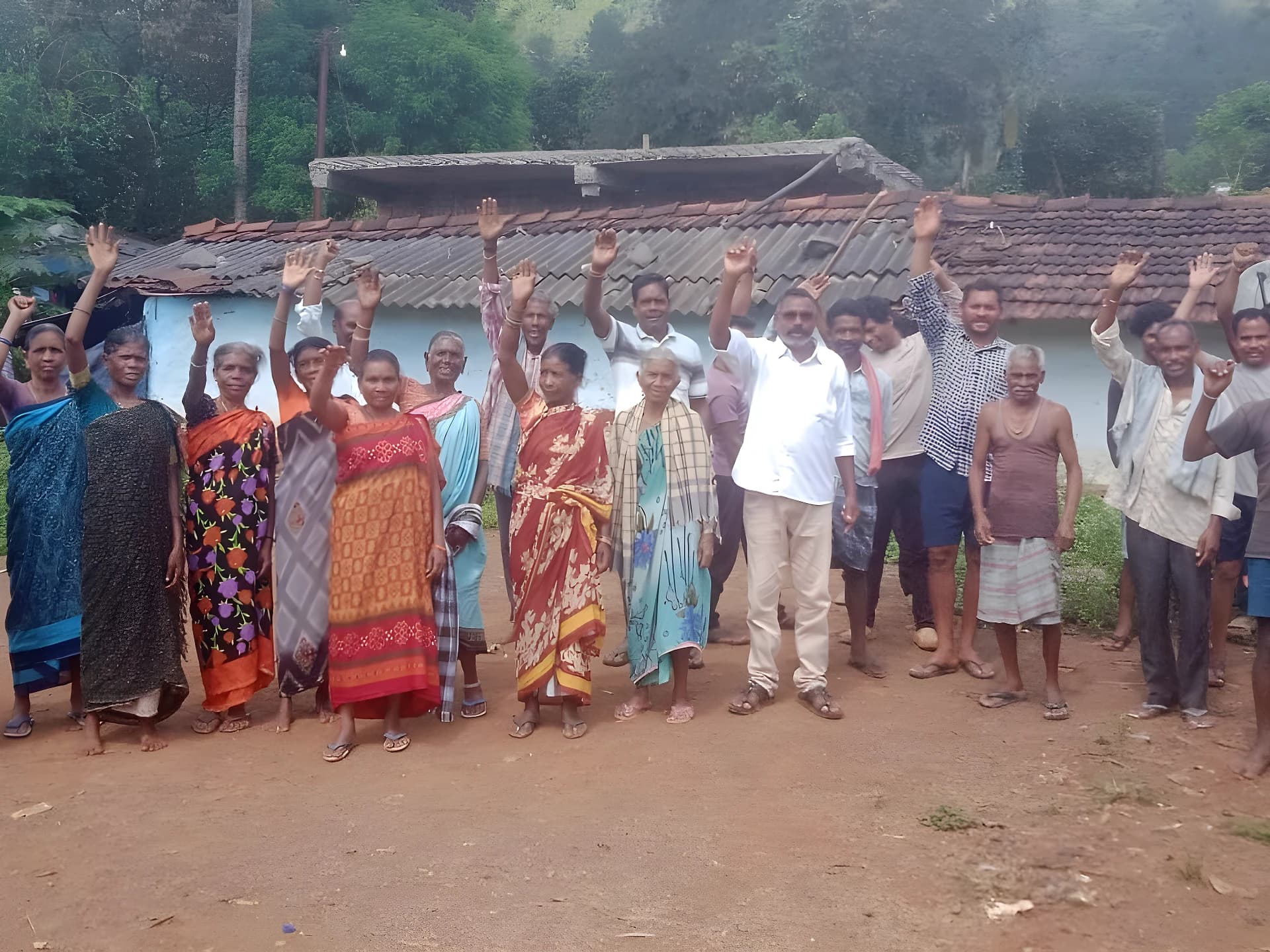 సీసీ రోడ్లకు ఇరువైపులా కాలువలు నిర్మించాలి