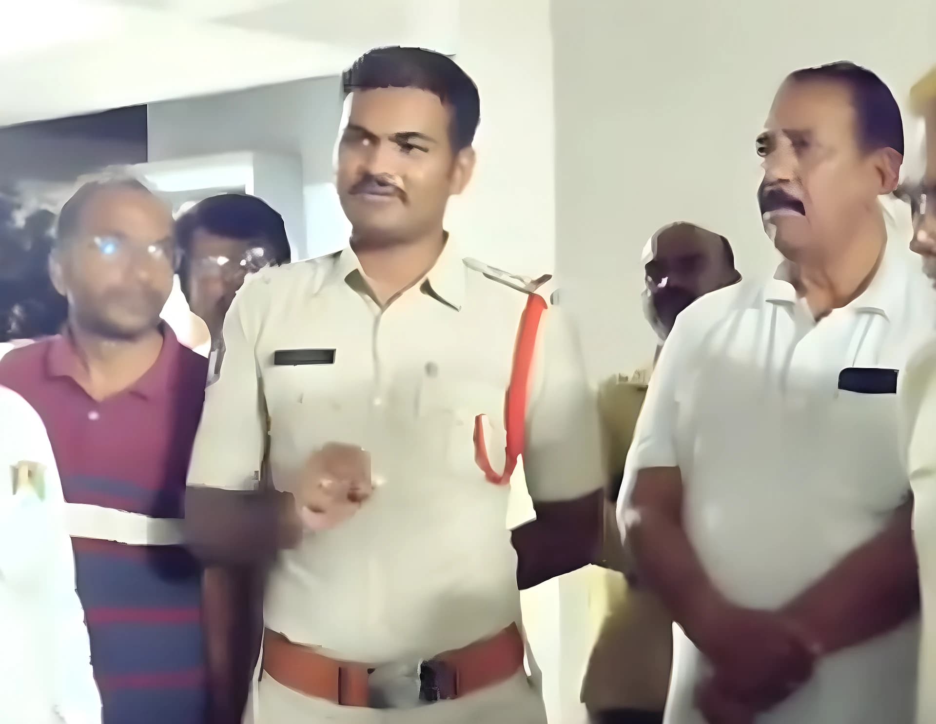 సీసీ కెమెరాలతో నేరాలకు అడ్డుకట్ట: SI