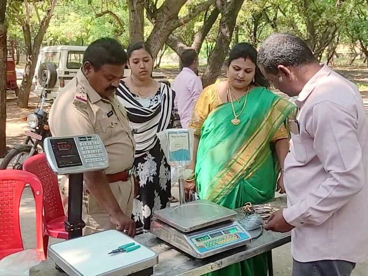 గుంతకల్లు మార్కెట్ యార్డులో తూనికల తనిఖీ
