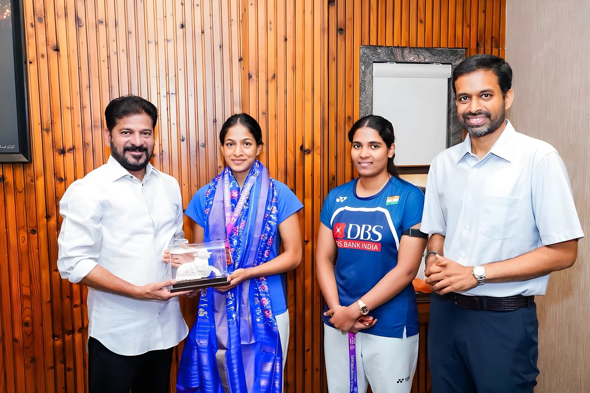 🏸గాయత్రి, త్రిసాని అభినందించిన CM రేవంత్