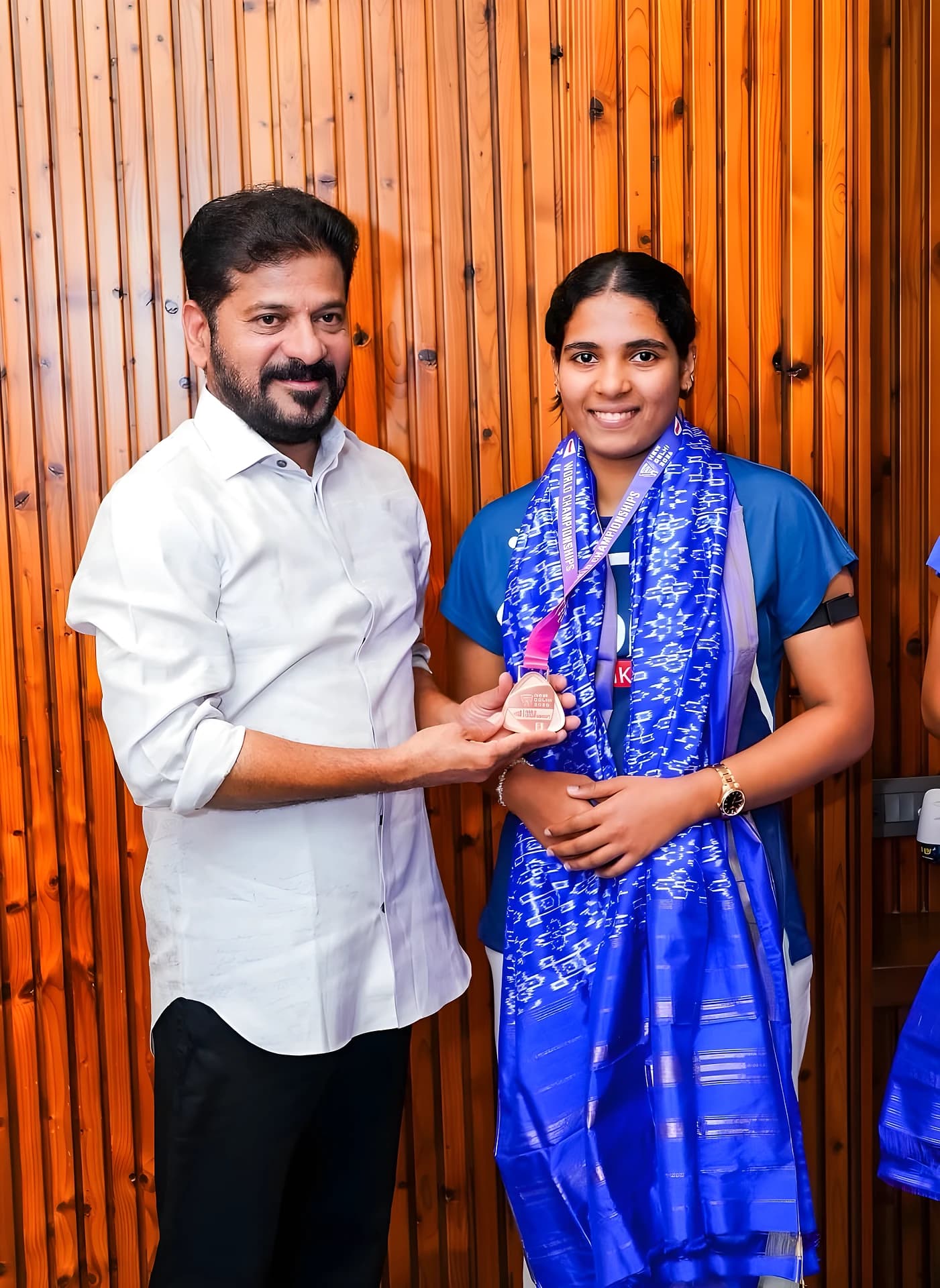 🏸గాయత్రి, త్రిసాని అభినందించిన CM రేవంత్