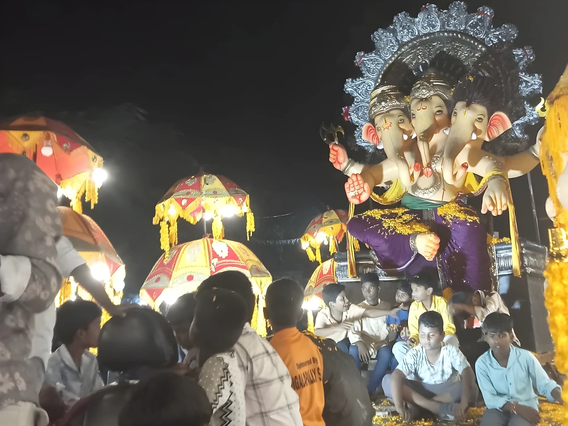 డప్పు చప్పుళ్ల మధ్య కొందుర్గులో గణనాథుడి ఆగమనం