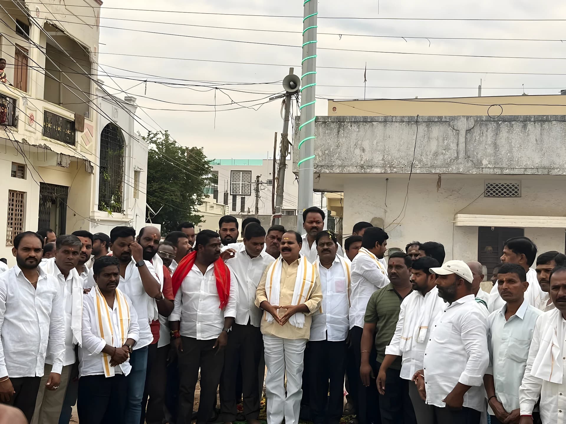 దసరా కానుకగా గ్రామానికి మూడు హైమాస్ట్ లైట్లు