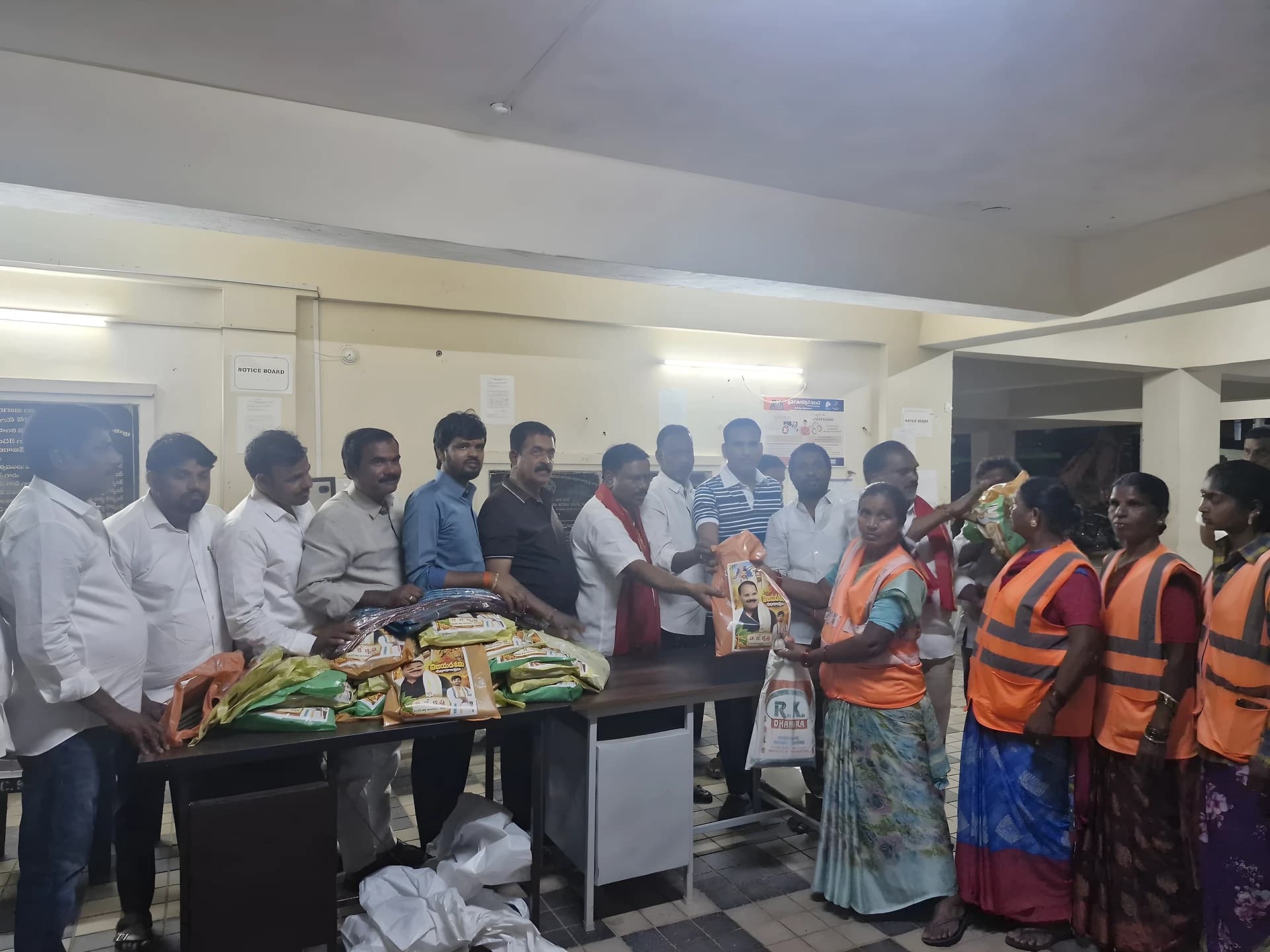 పారిశుద్ధ్య కార్మికులకు నూతన వస్త్రాల పంపిణీ
