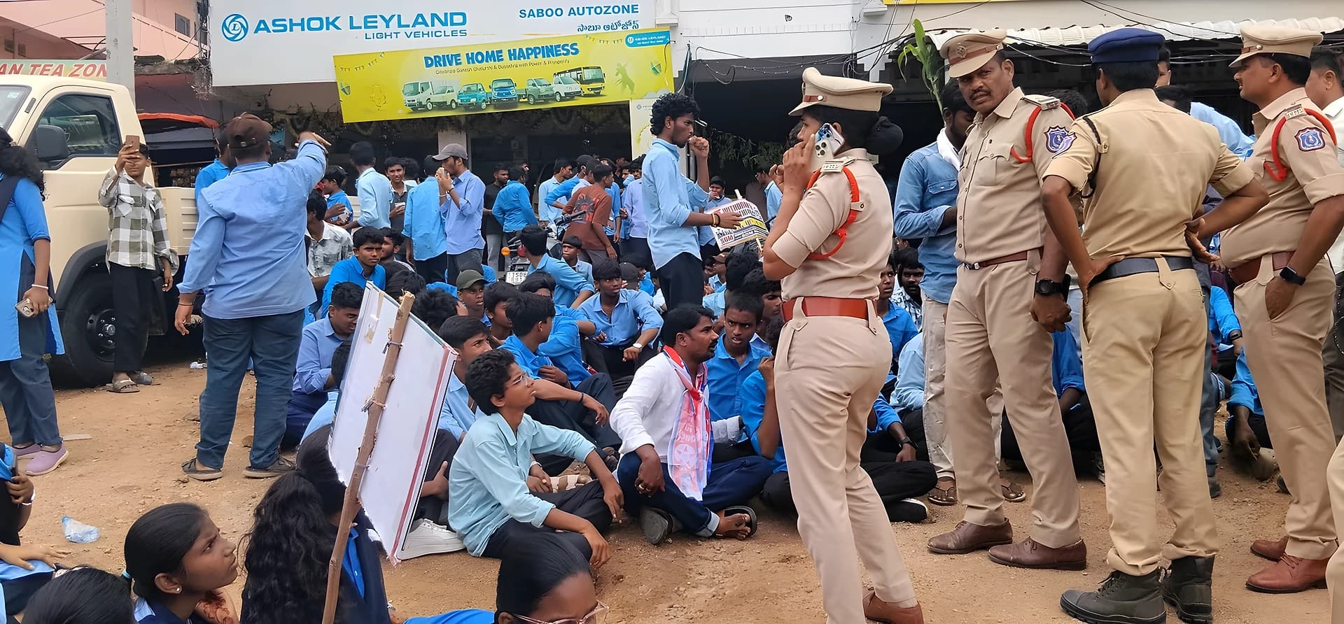 అబ్దుల్లాపూర్మెట్లో పాలిటెక్నిక్ కాలేజ్ స్టూడెంట్స్ ధర్నా