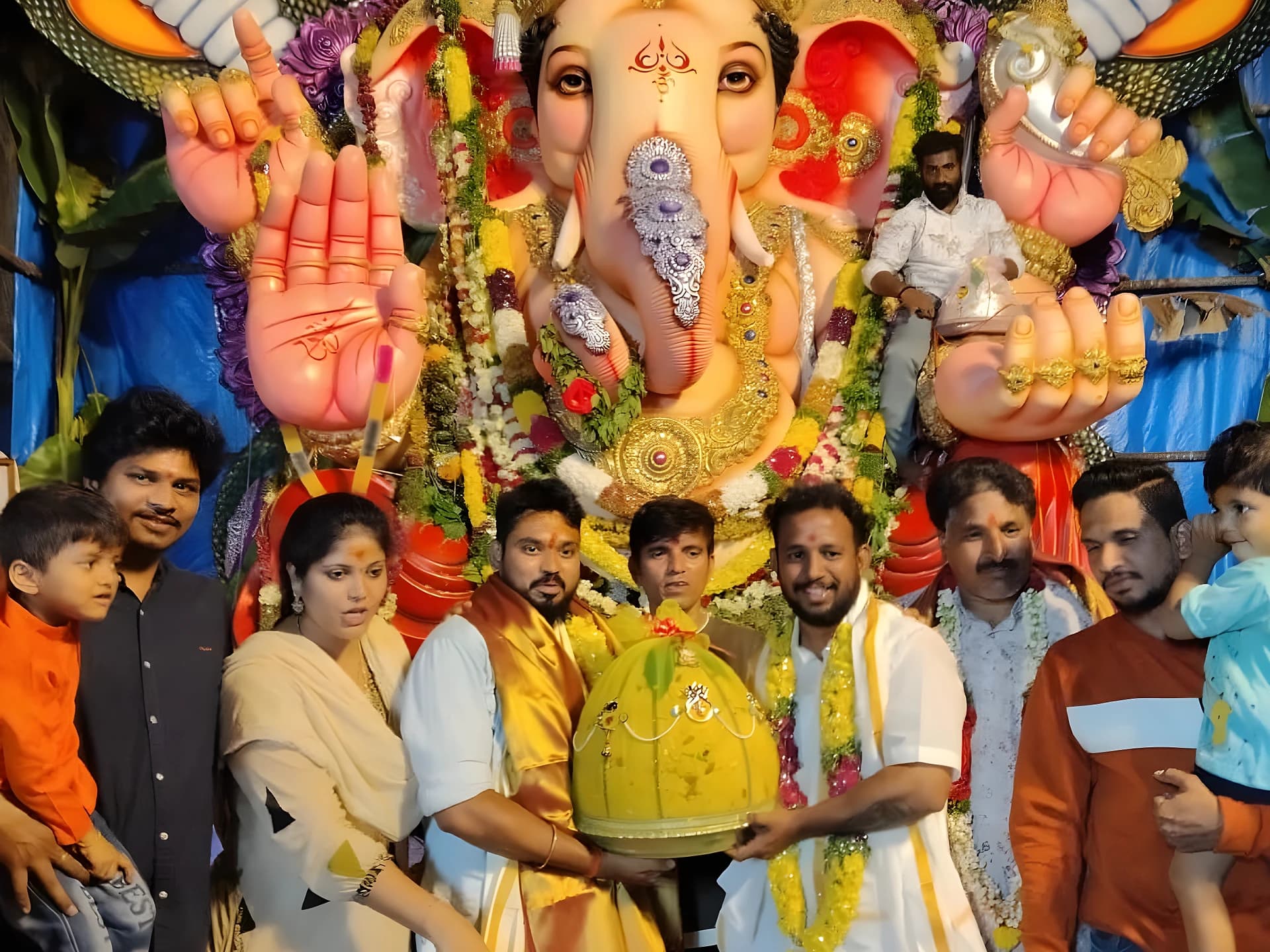 గణేష్ లడ్డూ వేలం.. రూ.1.5 లక్షలు!