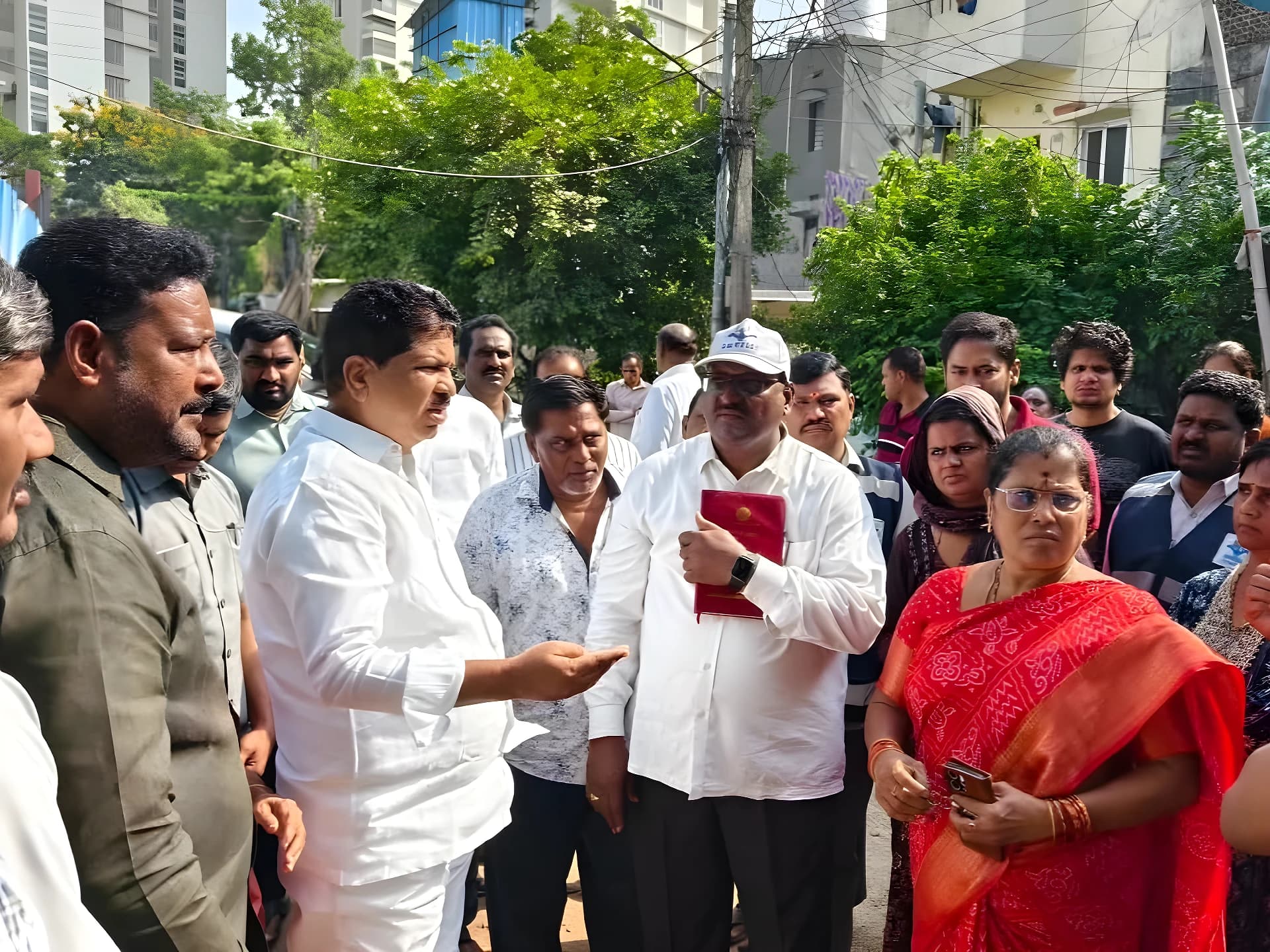 KPHBలో డ్రైనేజీ సమస్య.. అధికారులకు MLA ఆదేశాలు