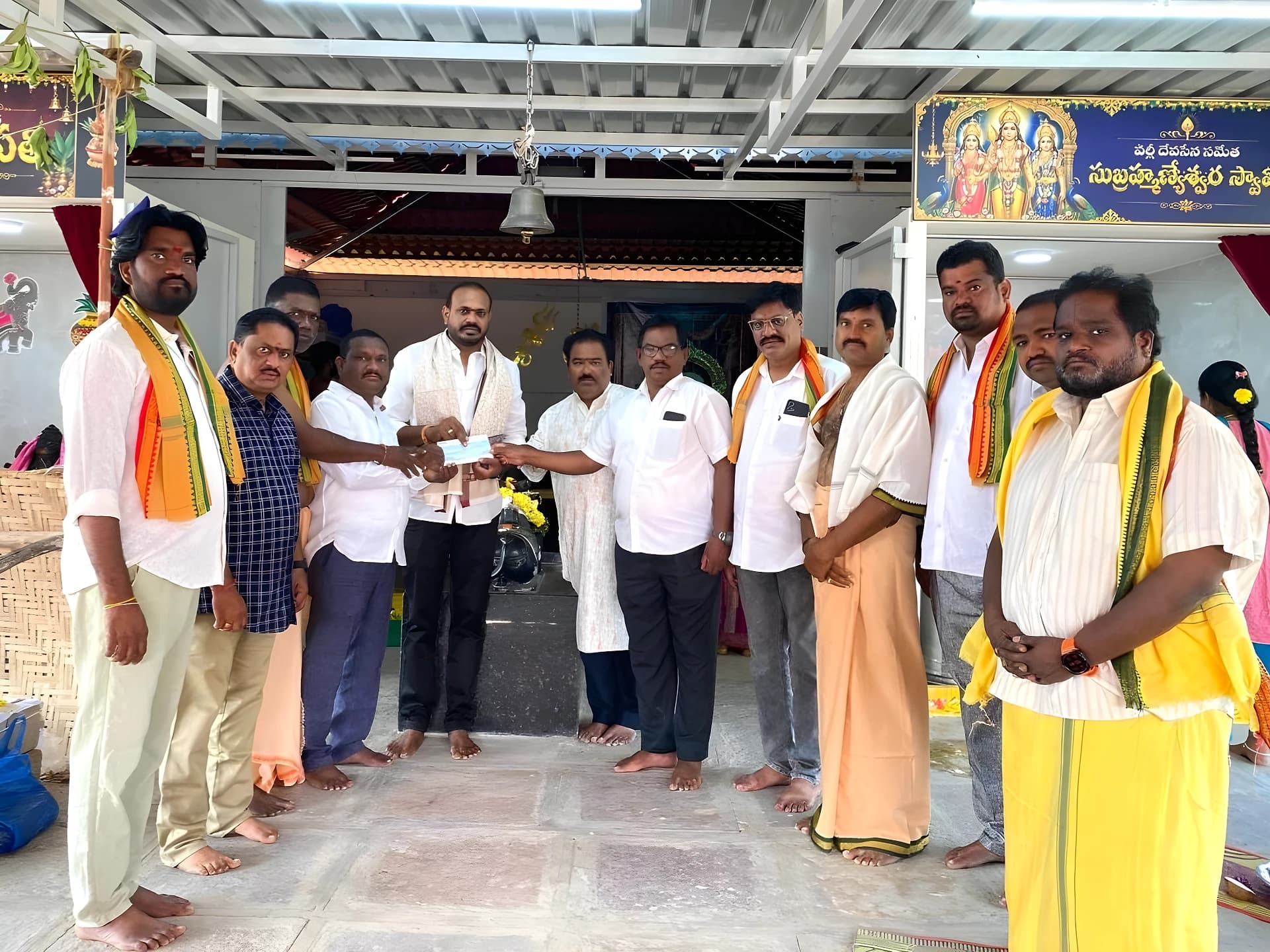 రాజరాజేశ్వర స్వామి ఆలయానికి విరాళం