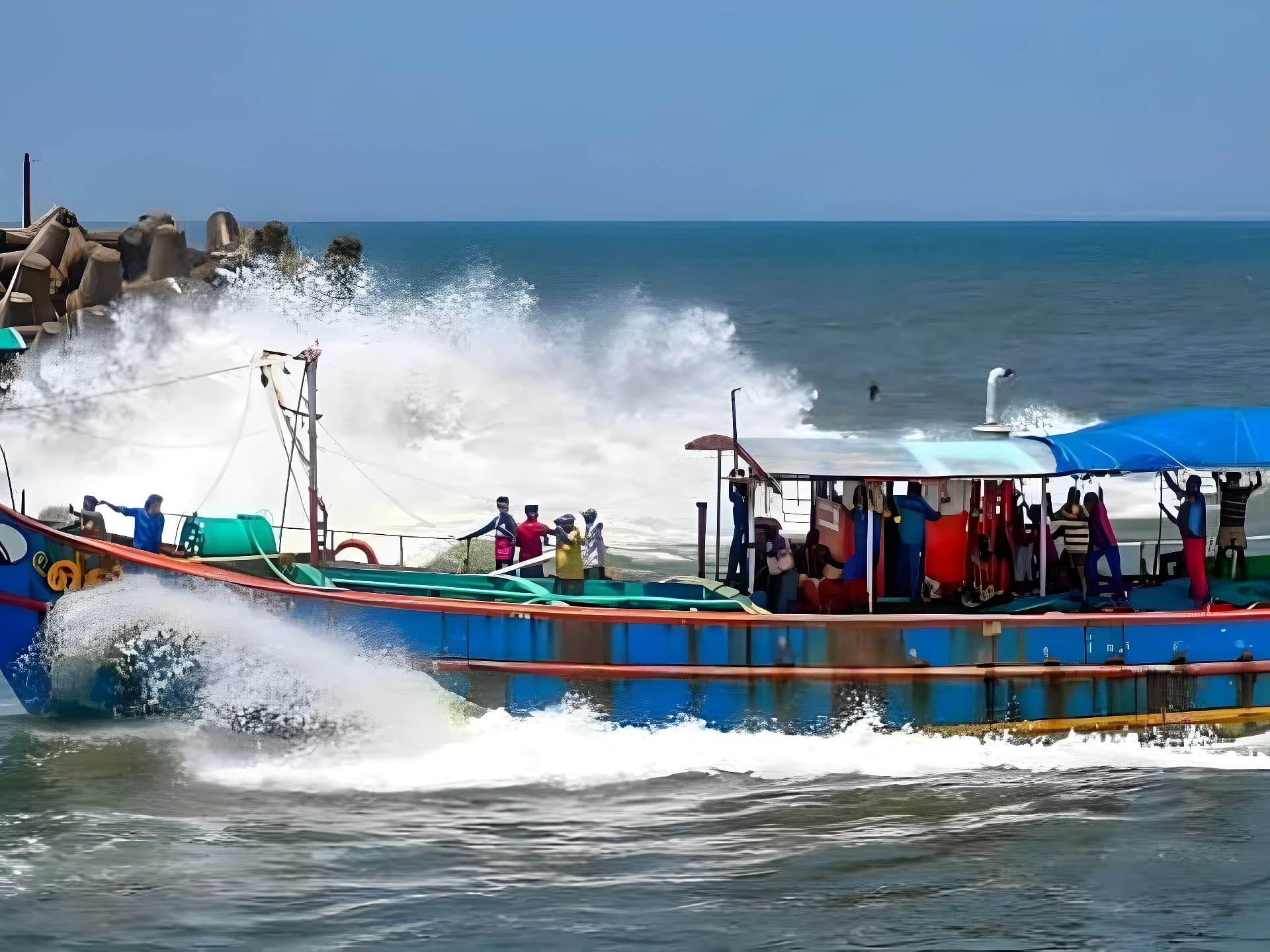 ఓవర్లోడ్ బోట్ బోల్తా.. ఒకరి మృతి!