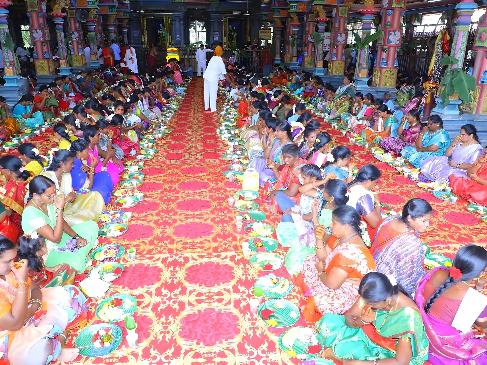 అమ్మవారి సన్నిధిలో సామూహిక కుంకుమార్చన