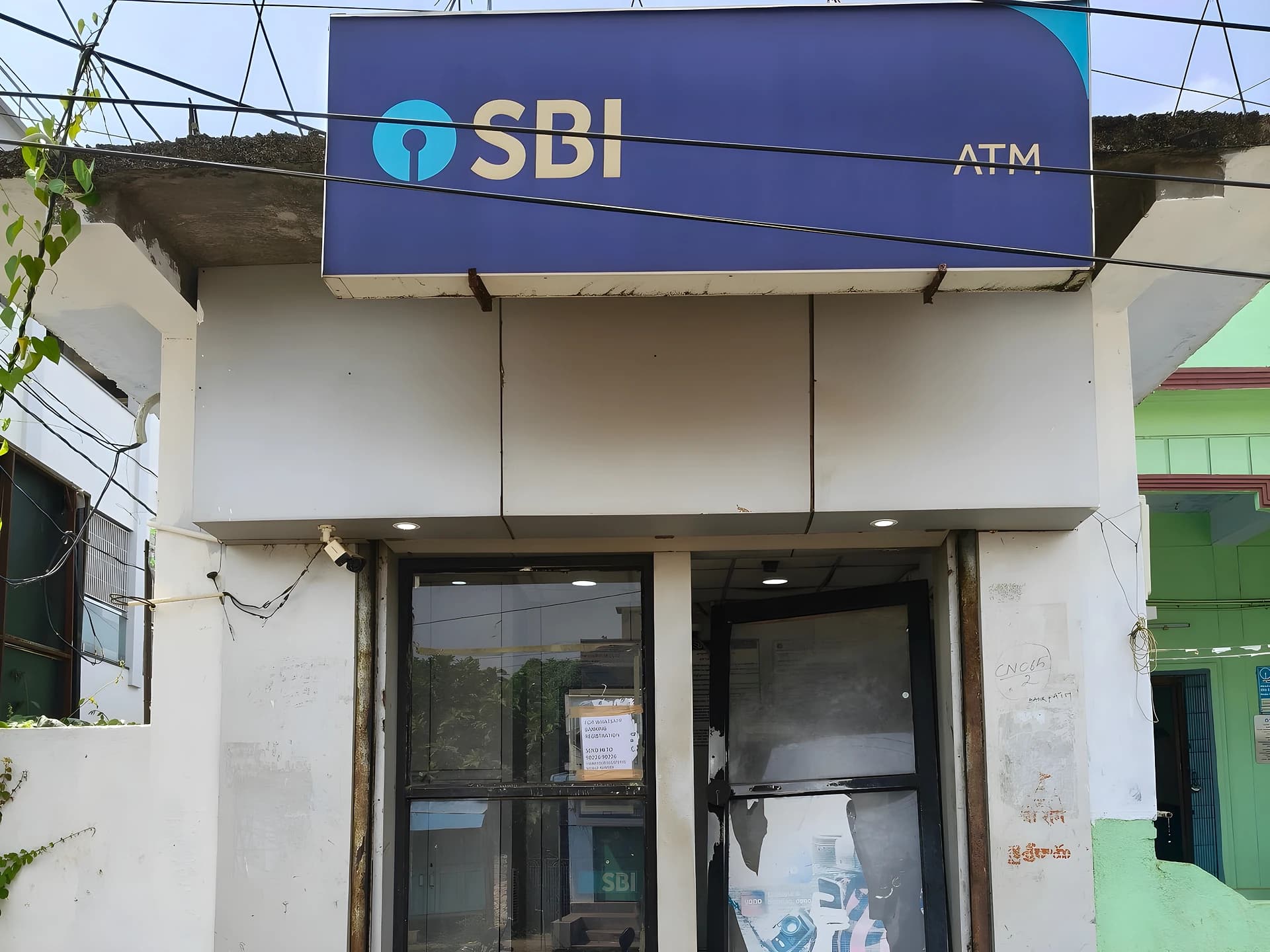 పనిచేయని డిస్ప్లే.. విరిగిన తలుపు