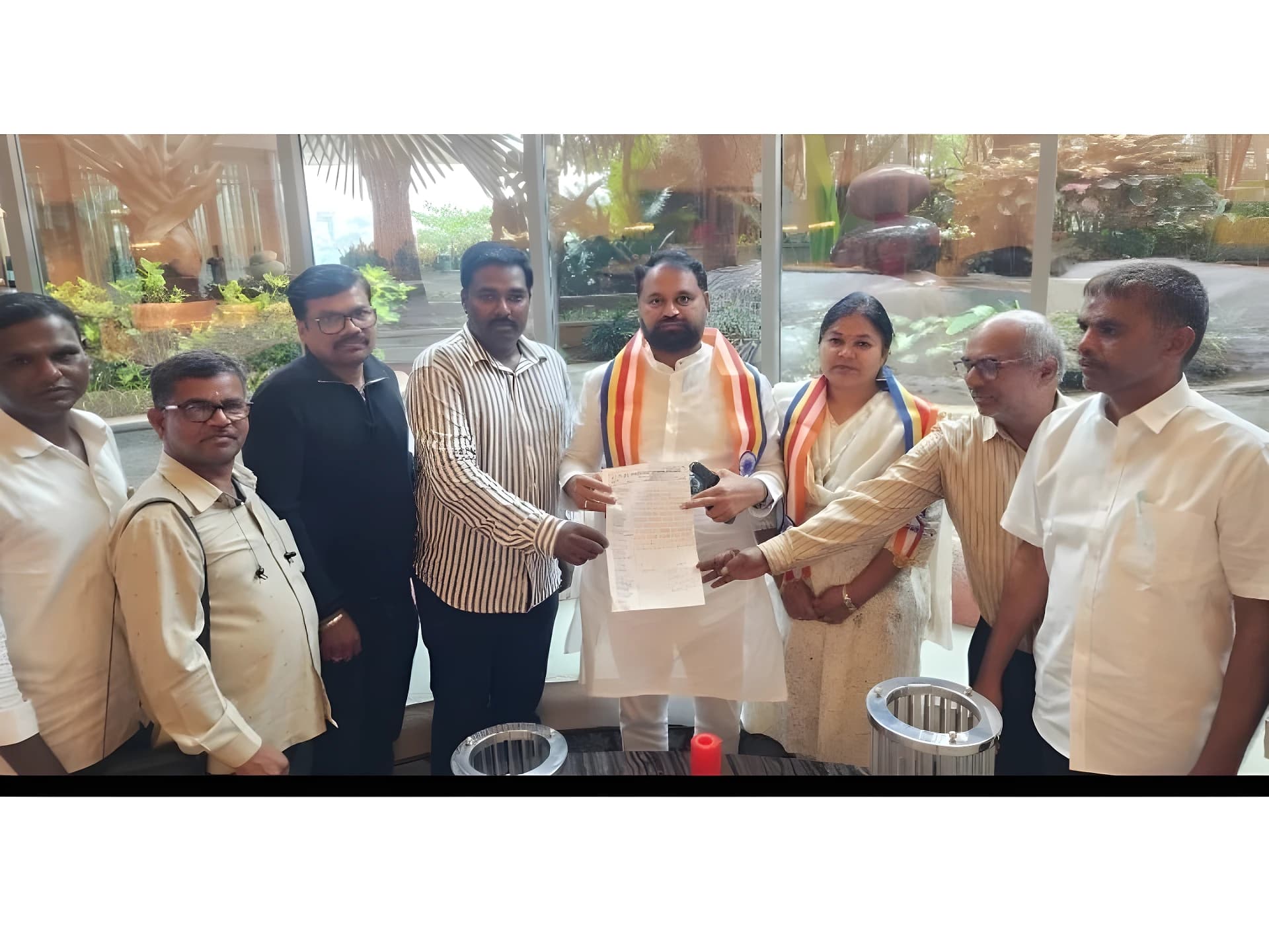 ముంబై తెలంగాణ కార్యకర్తలు.. MLC కి రిక్వెస్ట్!