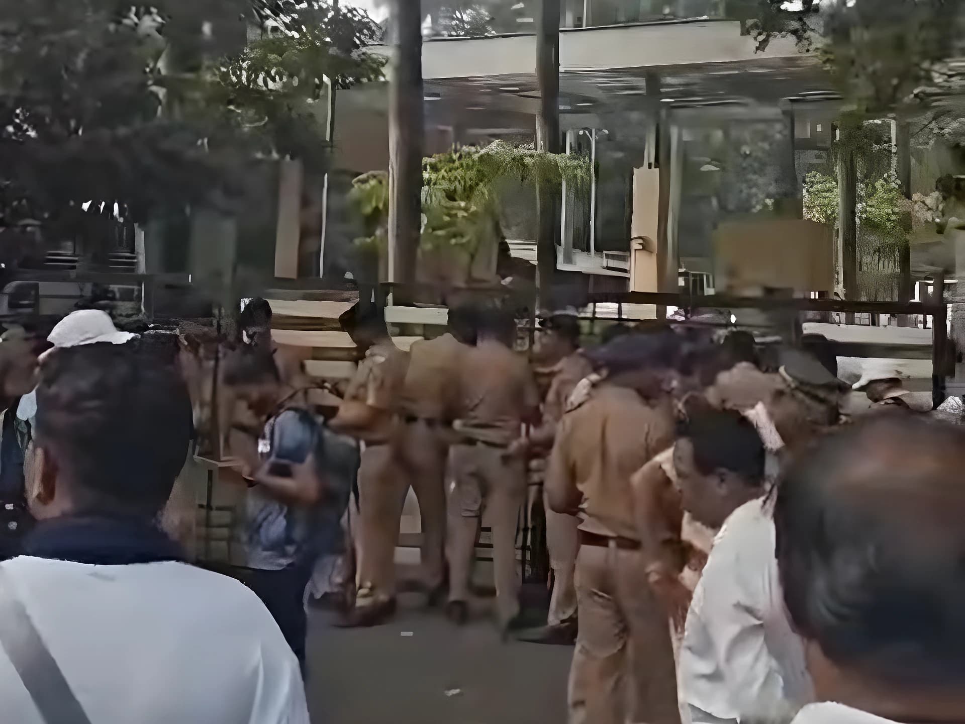 విద్యార్థులపై పోలీసుల బలప్రయోగం