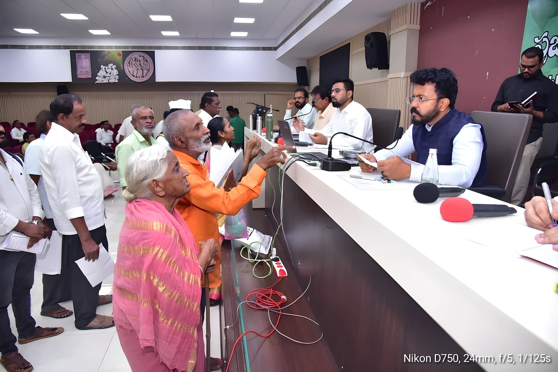 అర్జీలు తీసుకుని.. స్పాట్లోనే ఆర్డర్లు!