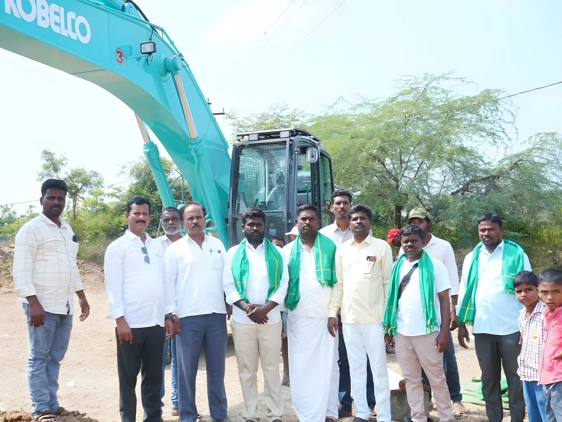 పేరపళ్లలో చెరువు పనులకు శ్రీకారం