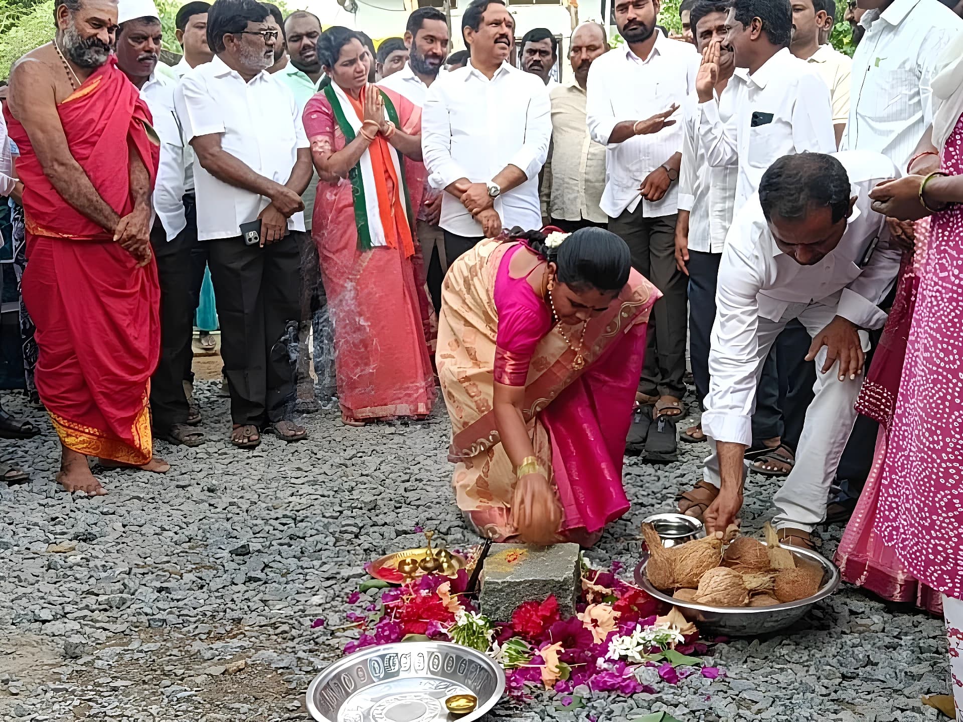 సీసీ రోడ్డు పనులకు ఎమ్మెల్యే శంకుస్థాపన