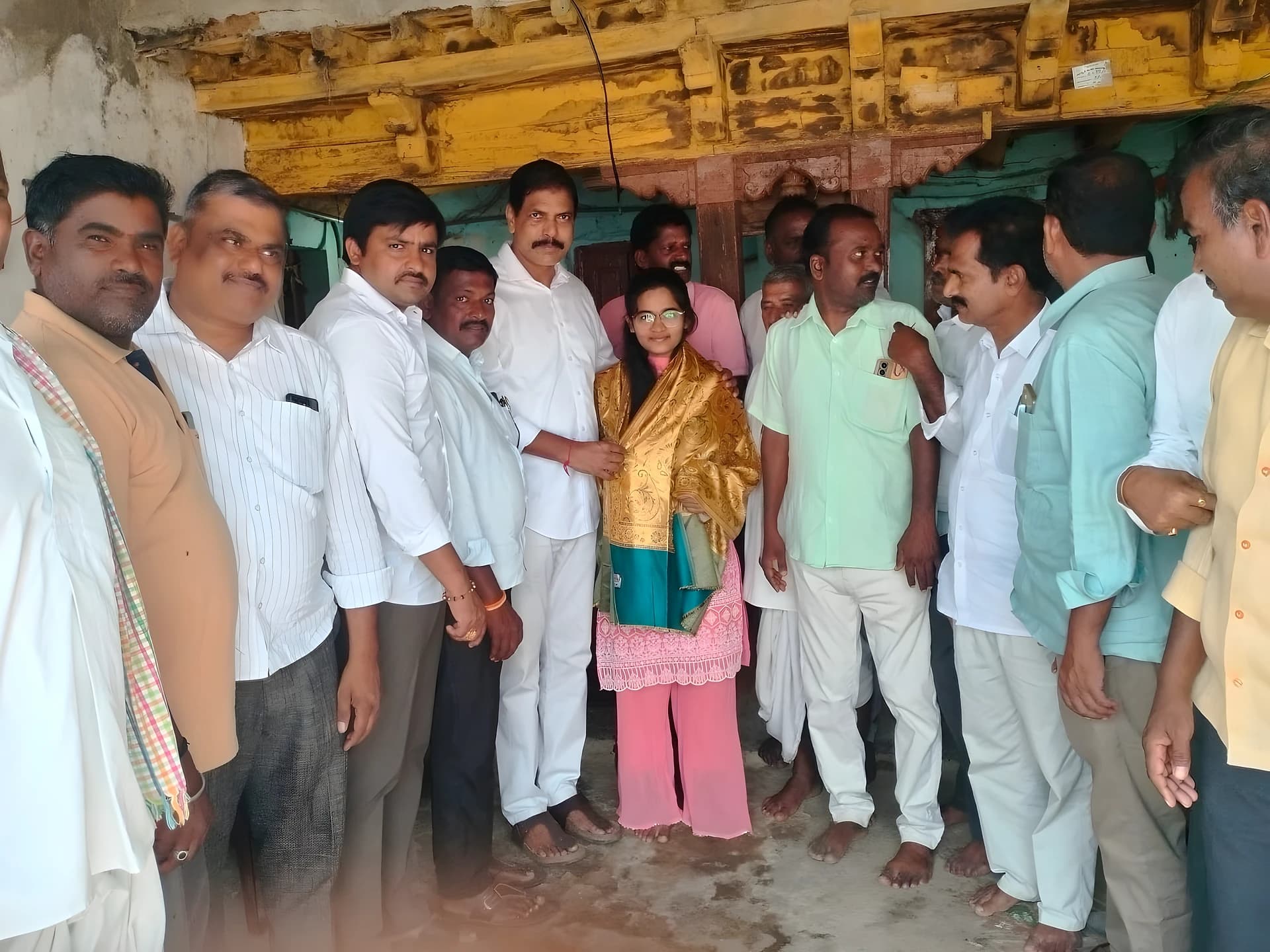 MBBS సీటు సాధించిన శ్రీజకు మాజీ MLA సన్మానం