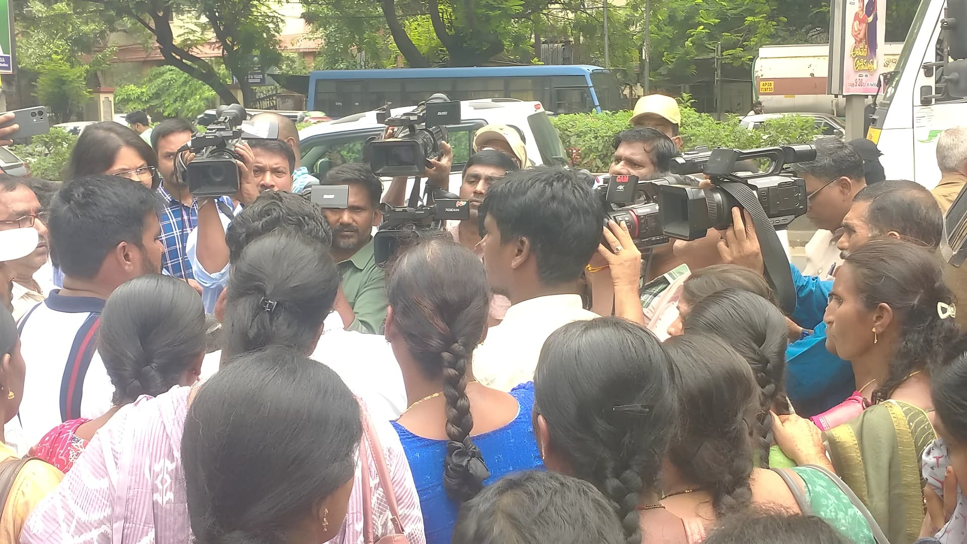 గిరిజన ఆశ్రమ పాఠశాల అకాడమీ ఇన్స్ట్రక్టర్ల ఆందోళన