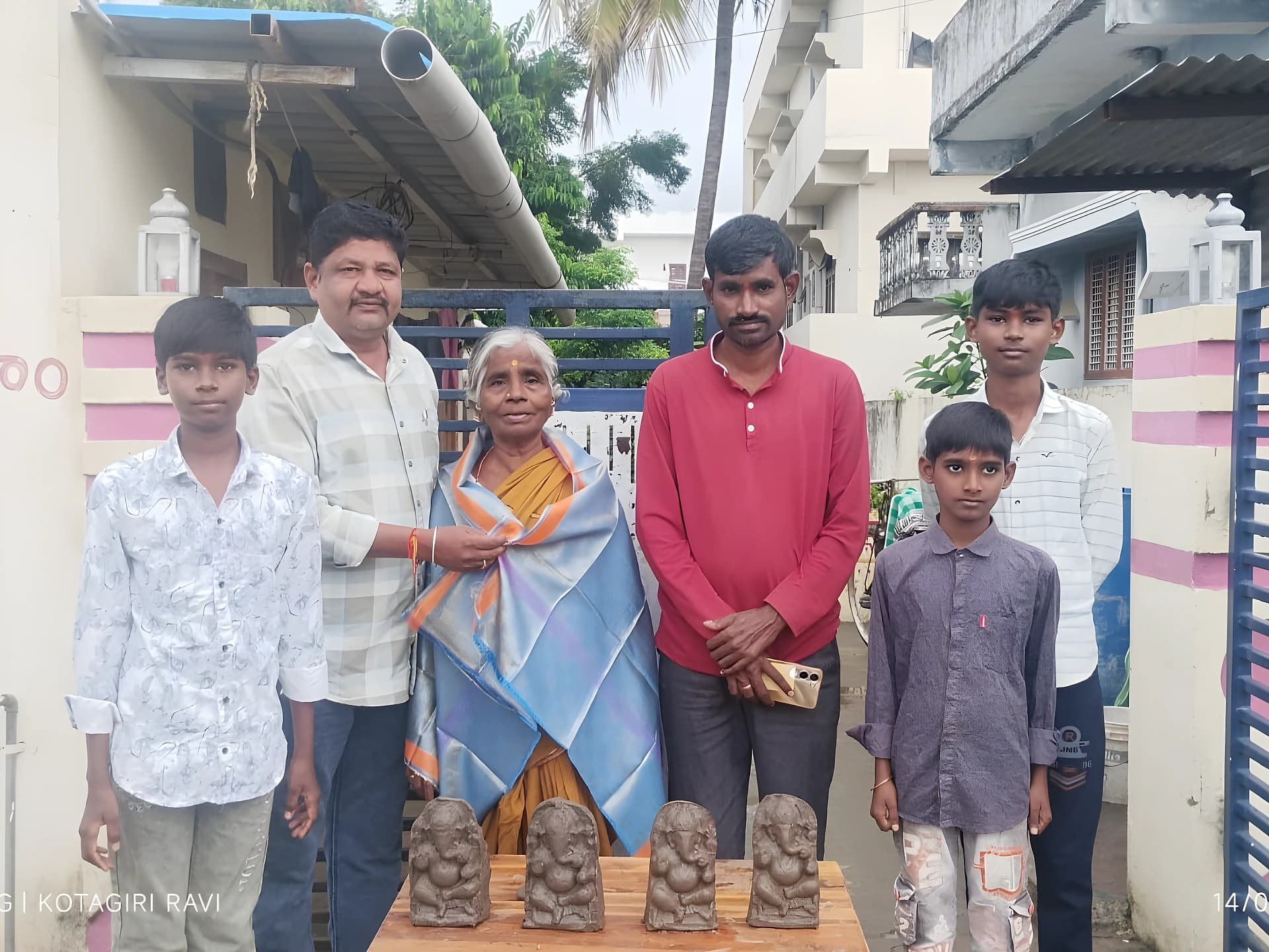 సొంత ఖర్చులతో మట్టి గణపతులు.. తొమ్మిదేళ్లుగా సేవ