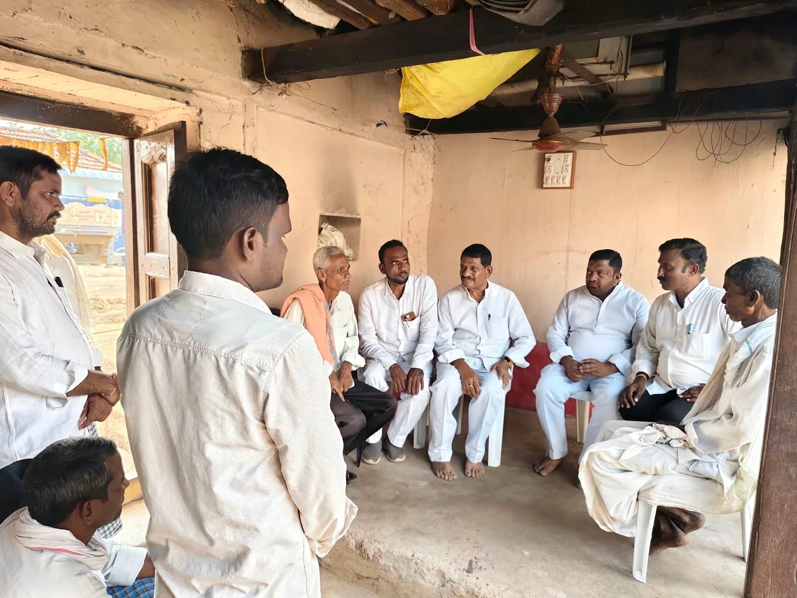 కుంటాలలో సంతాప కుటుంబాలకు మాజీ ఎమ్మెల్యే భరోసా