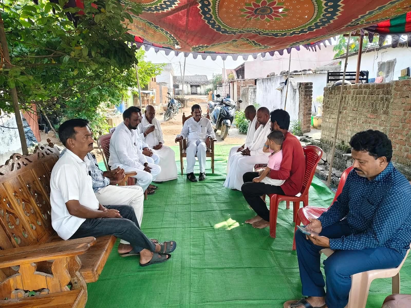 కుంటాలలో సంతాప కుటుంబాలకు మాజీ ఎమ్మెల్యే భరోసా